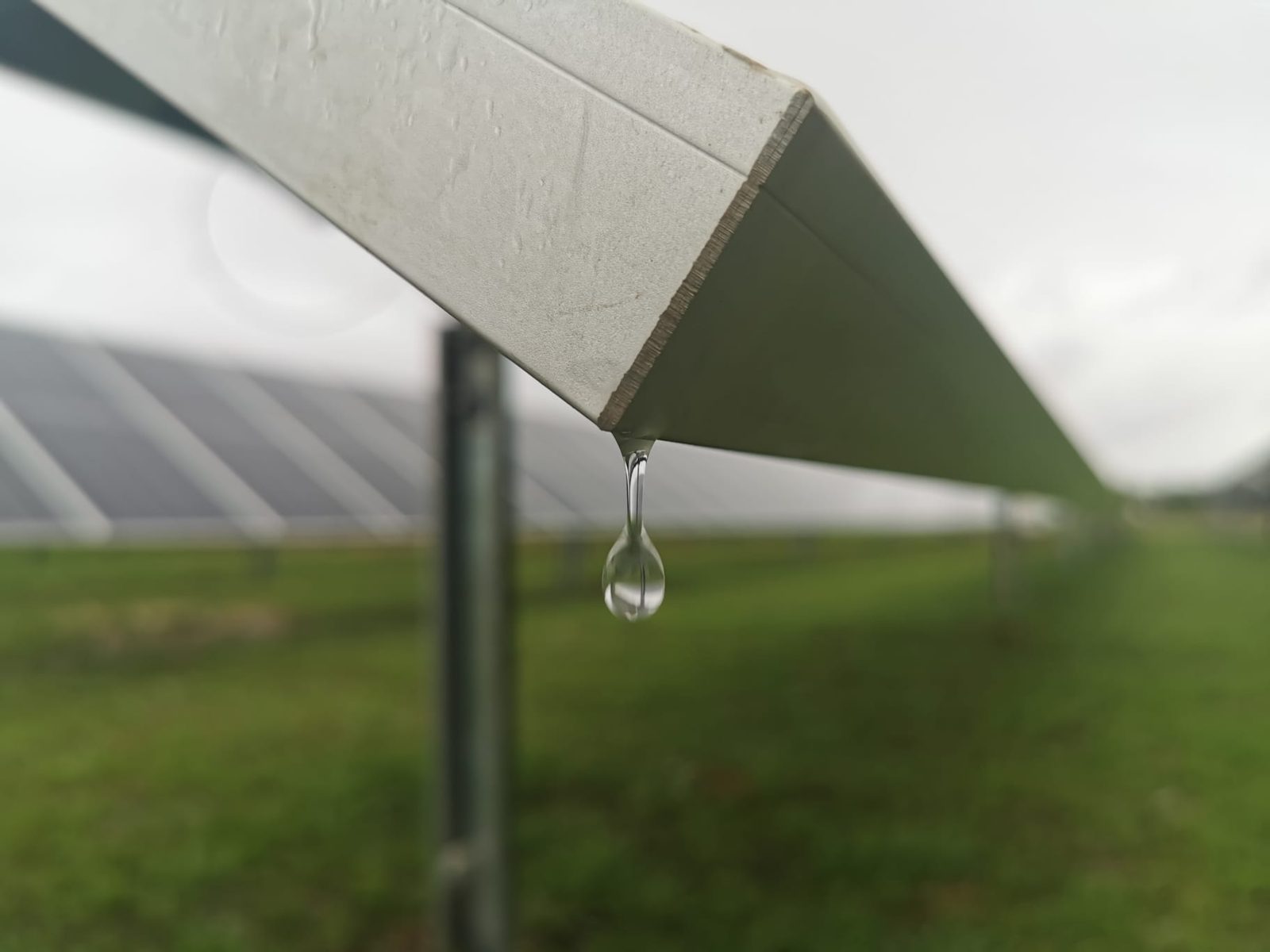 Gota de agua sobre panel solar: cada gota cuenta para la sostenibilidad ambiental