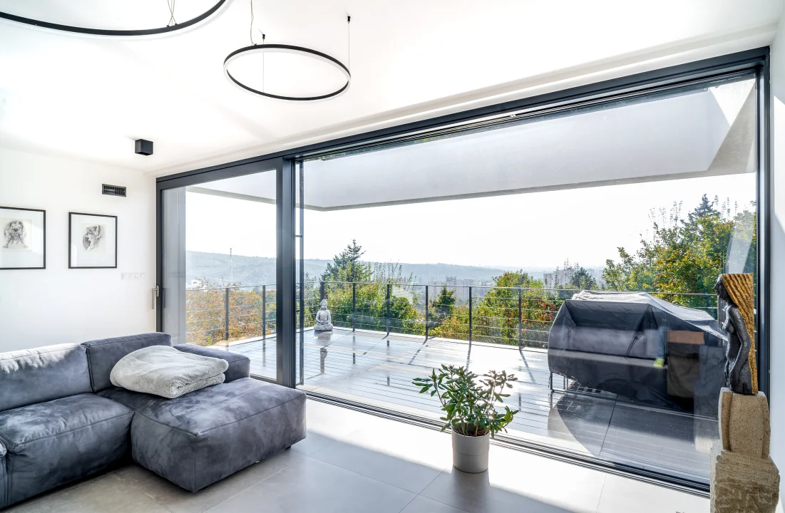 Velký hliníkový portál s výhledem na balkon