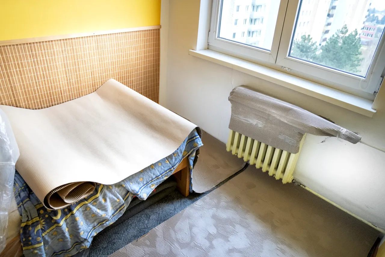 Nábytek zakrytý a odsunutý od okna