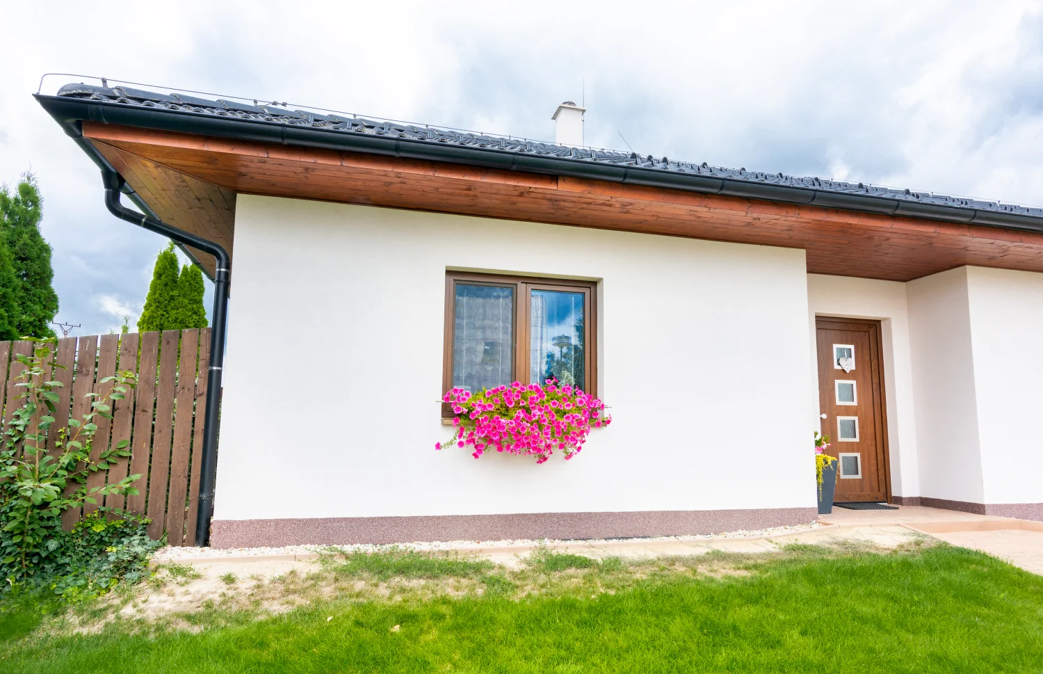 Dvoukřídlé okno v dekoru ořech s květinami