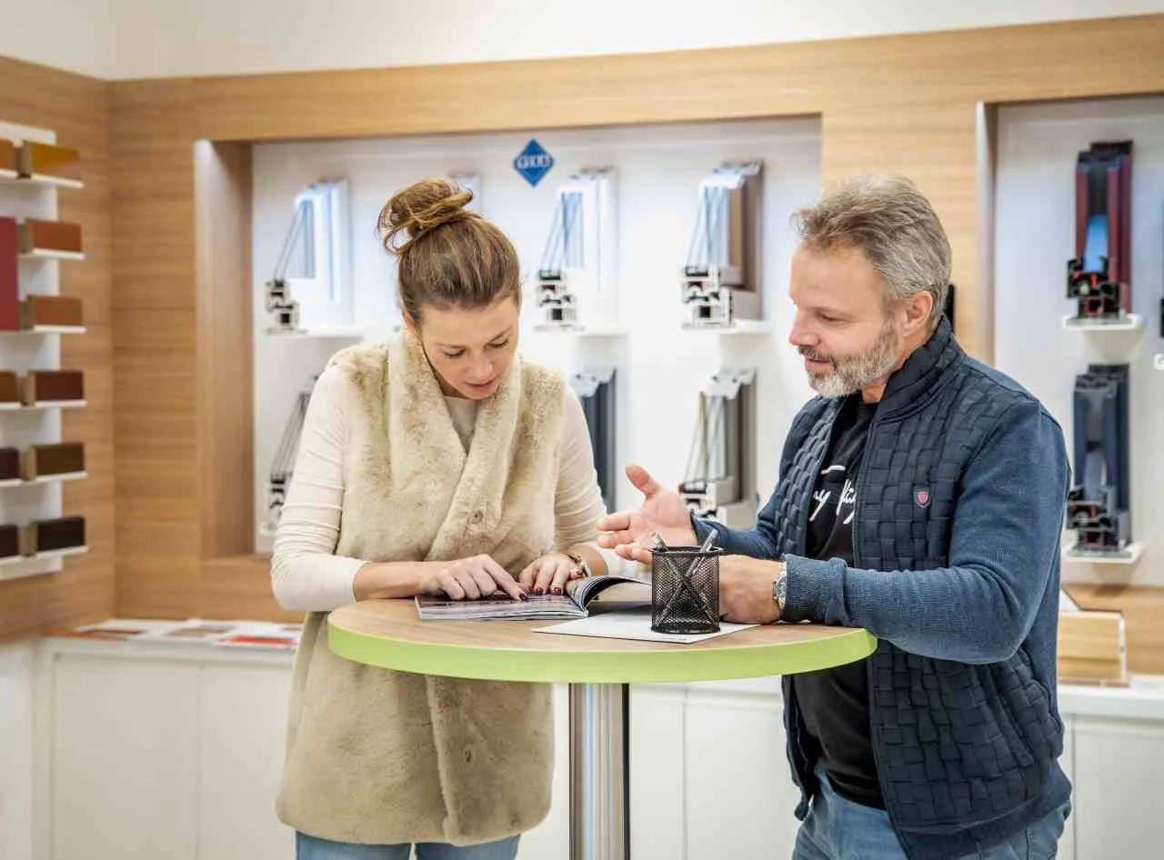 Obchodní zástupce prezentuje zákazníkovi nabídku výrobků v prodejním showroomu