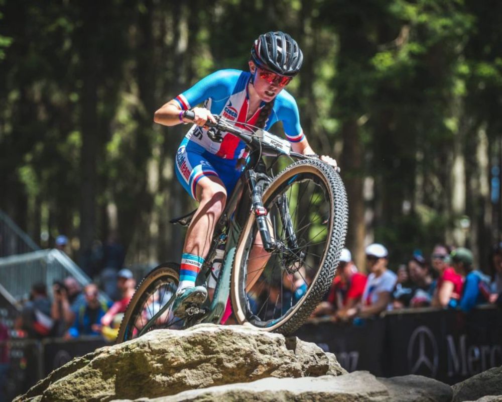Eliška Hanáková je ze Žďárné, kousek od nás. Tahle juniorská reprezentantka ČR v CX a MTB má co ukázat a my jsme rádi, že ji v tom můžeme podpořit.