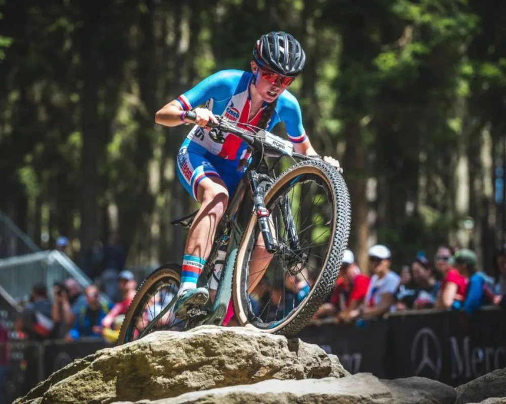 Eliška Hanáková je ze Žďárné, kousek od nás. Tahle juniorská reprezentantka ČR v CX a MTB má co ukázat a my jsme rádi, že ji v tom můžeme podpořit.