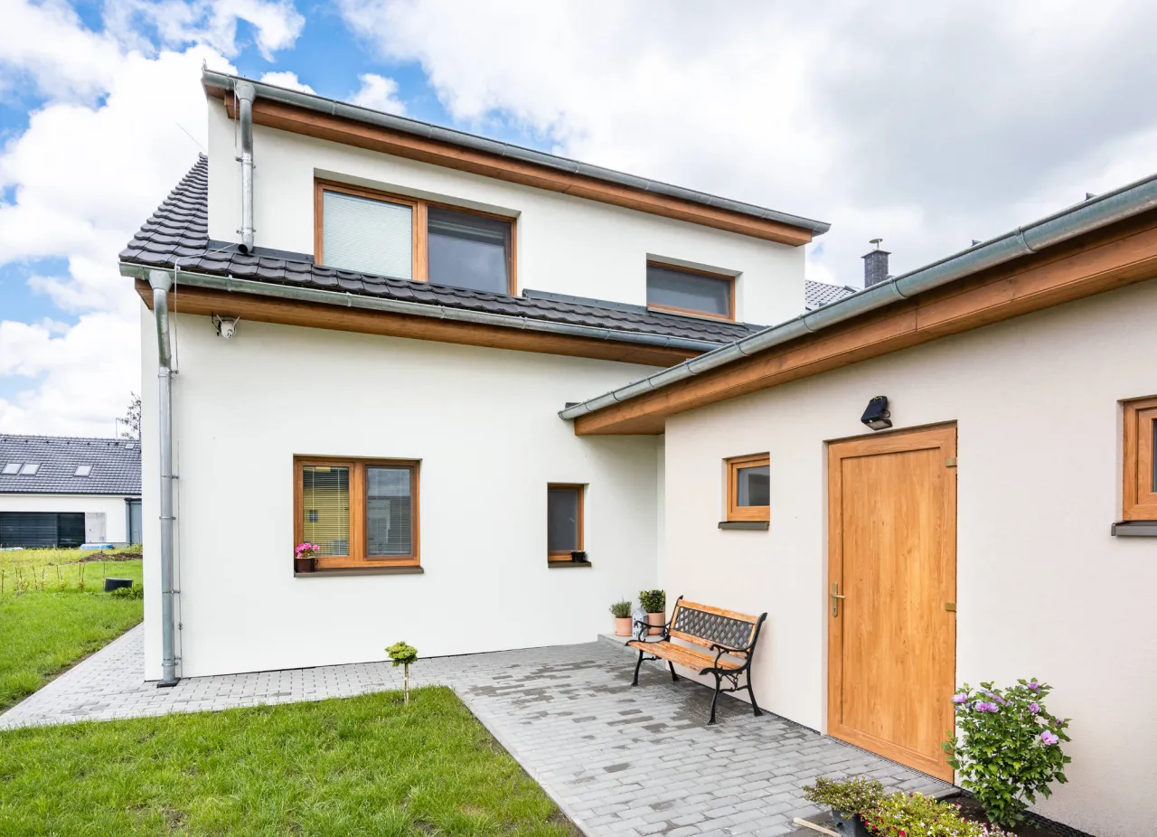 Rodinný dům s vedlejšími vchodovými dveřmi do garáže
