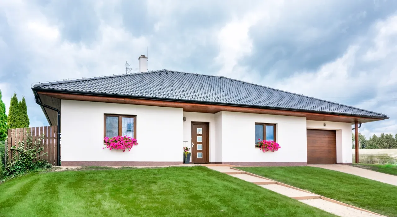 Rodinný dům s okny, dveřmi a vraty v dekoru ořech