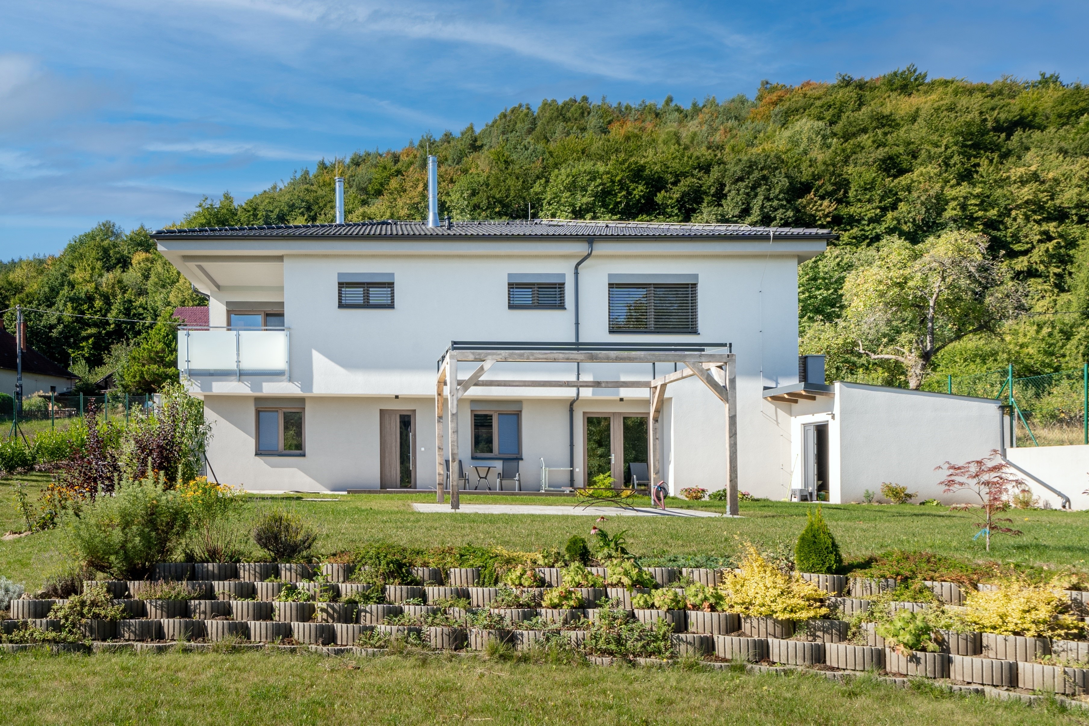 Moderní novostavba s okny a venkovním stíněním