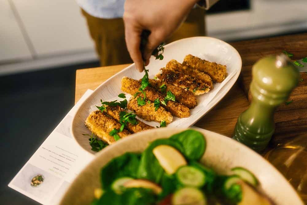 HelloFresh brand athletes training in gym - Purple Perks offer.