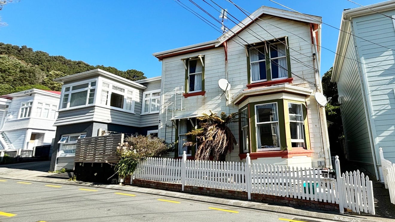 B/4 Rixon Grove, Mount Victoria