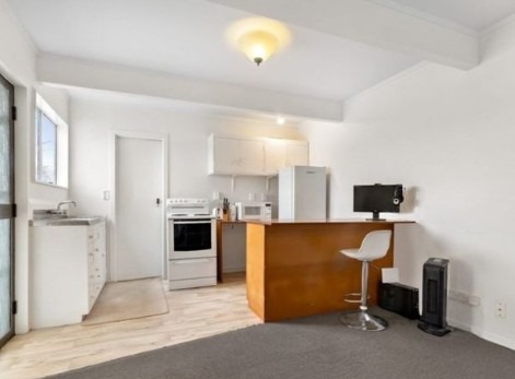 b/10 Queens Drive, Lyall Bay