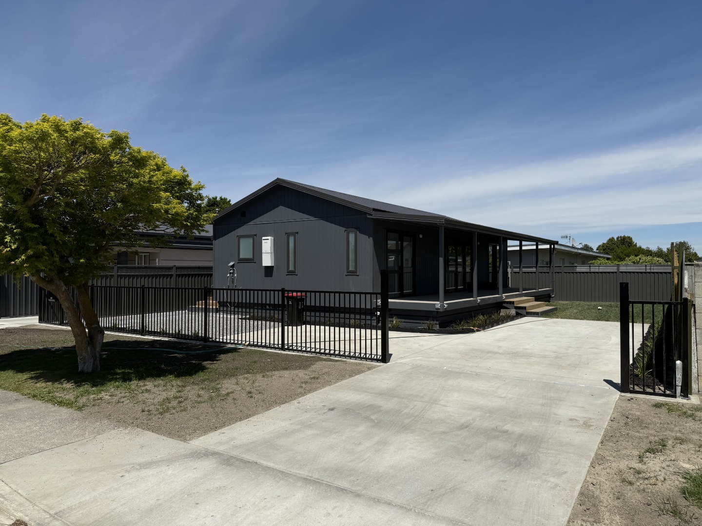 805 Dufferin Street, Akina