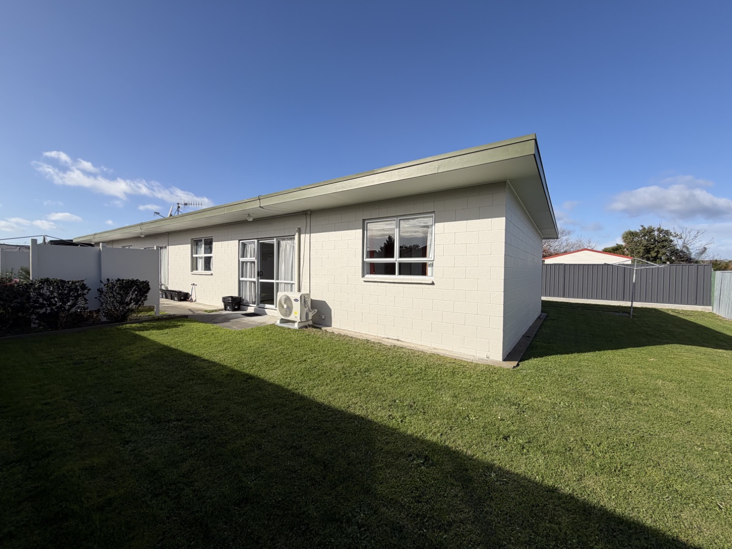 805 Dufferin Street, Akina