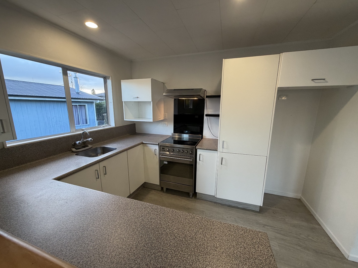 909 Clive Street, Akina