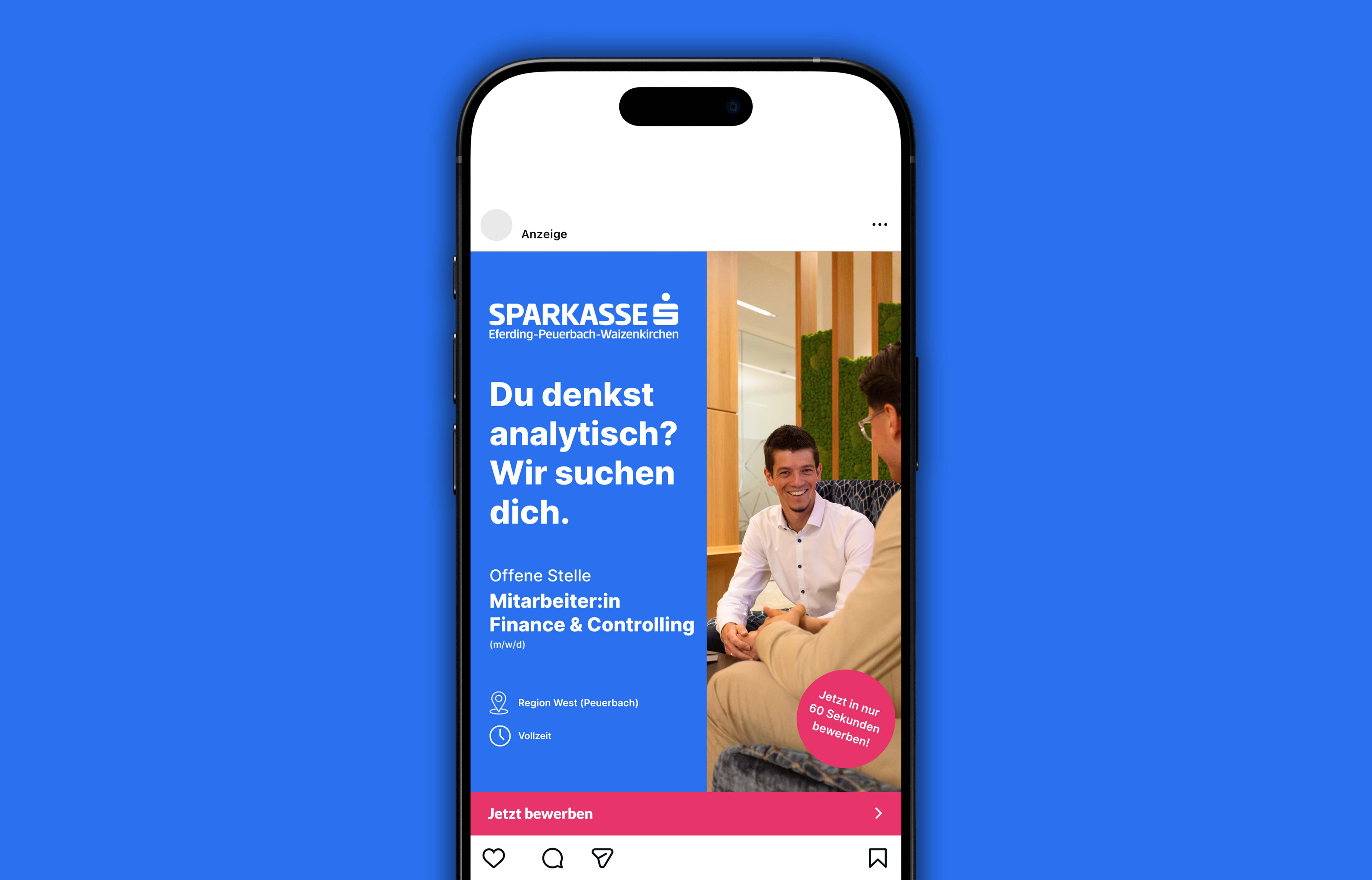 Anzeige auf Smartphone von Sparkasse Eferding-Peuerbach-Waizenkirchen sucht Mitarbeiter:in Finance & Controlling in Vollzeit in Region West (Peuerbach), mit Bild von zwei Männern in Büro, einer lächelt.