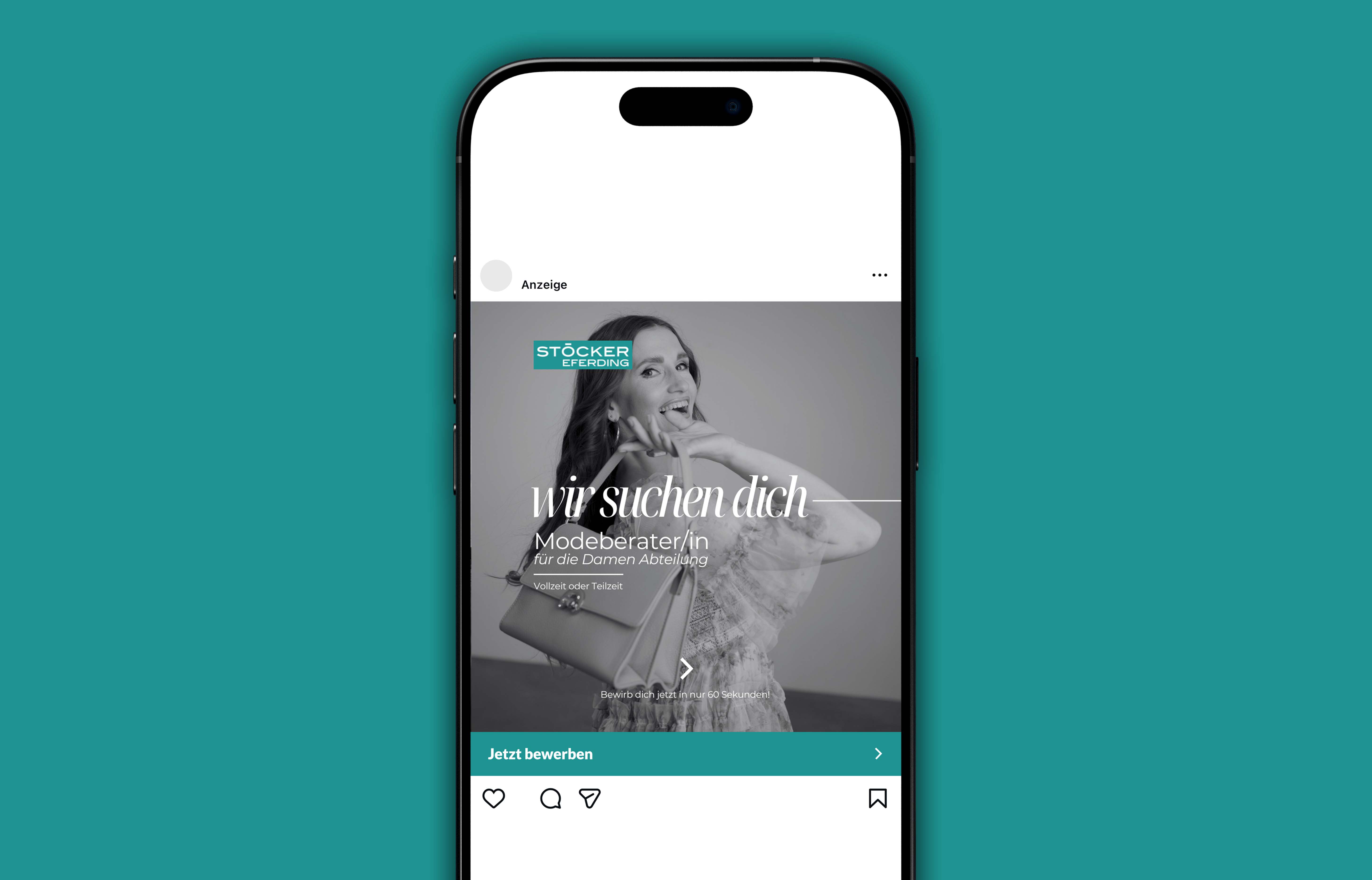 Smartphone zeigt Instagram-Anzeige von Stöcker Eferding mit einer lächelnden Frau, die eine Handtasche hält, und der Text ist eine Stellenanzeige für Modeberater/in in der Damenabteilung.