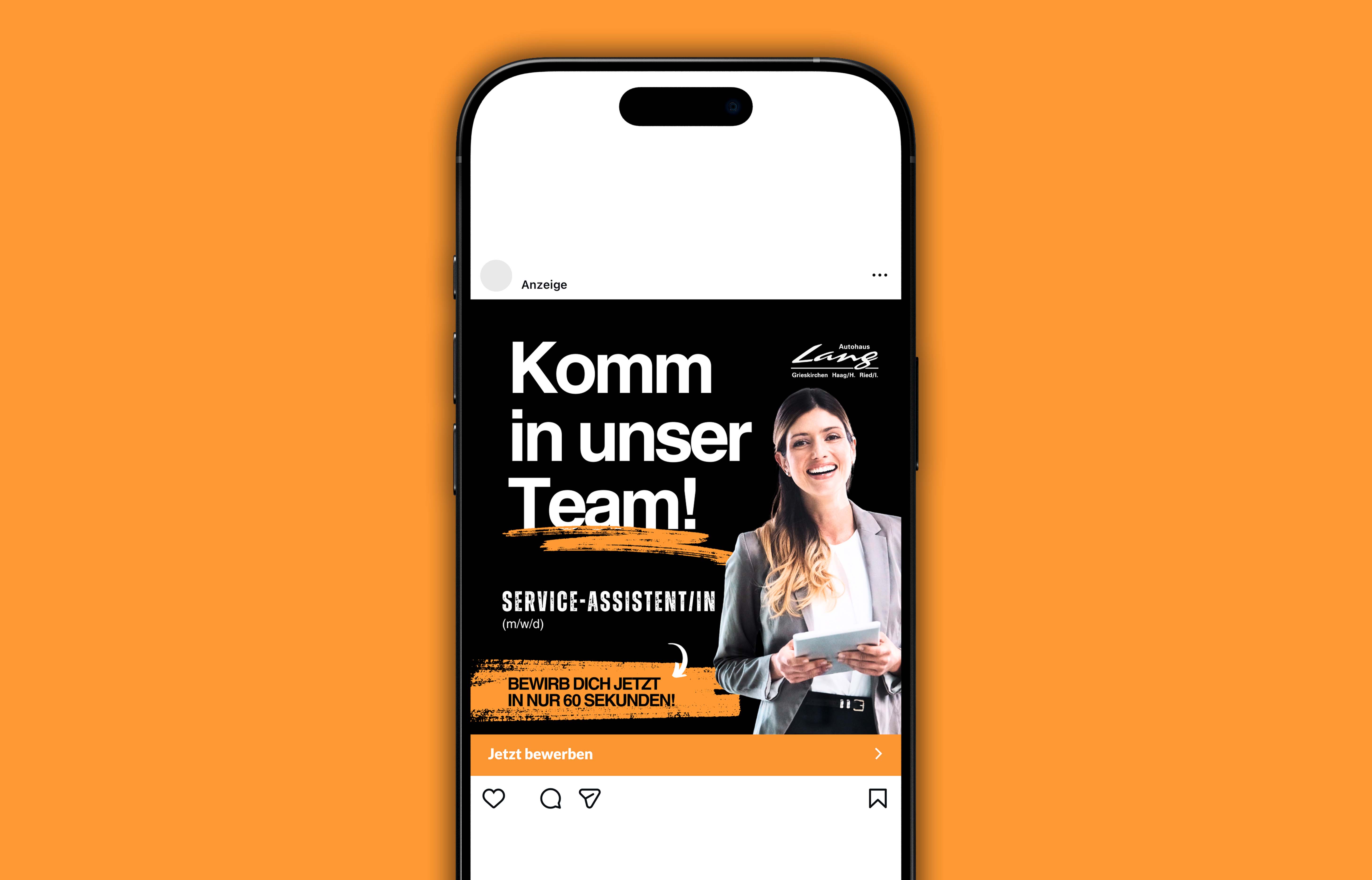 Stilisierte Instagram-Anzeige mit der Aufforderung „Komm in unser Team!“ und Bewerbung als Service-Assistent/in beim Autohaus Lang, daneben lächelnde Frau mit Tablet.