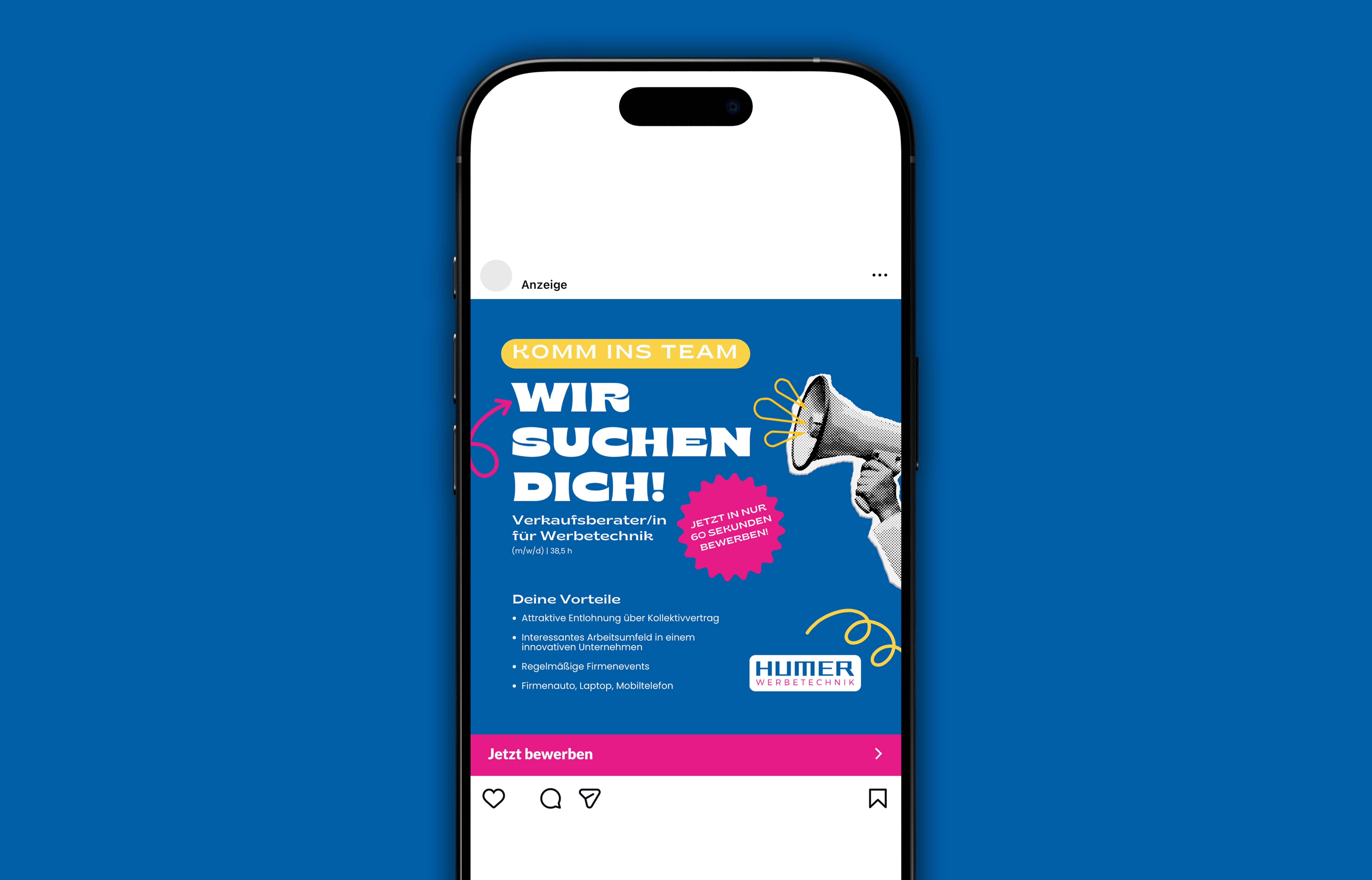 Instagram-Jobanzeige auf Smartphone-Bildschirm mit blauem Hintergrund, gelbem Textbanner ‚Komm ins Team‘ und auffälligem weißen Text ‚Wir suchen dich!‘ für Verkaufsberater/in Werbetechnik, inklusive Vorteilen und rosa Bewerben-Button.