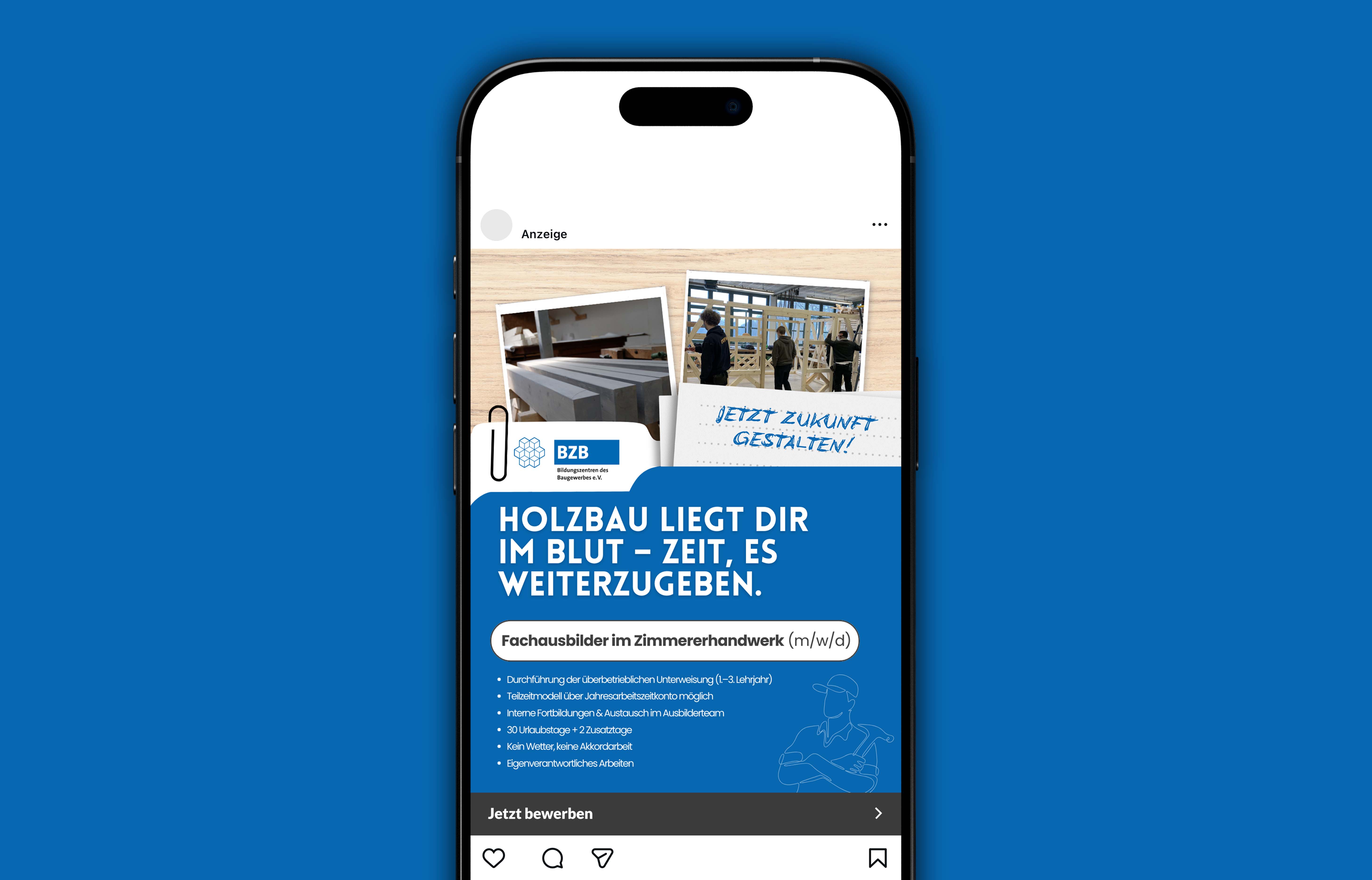 Instagram-Anzeige auf Smartphone-Bildschirm mit Werbung für Fachausbilder im Zimmererhandwerk, zeigt Holzbalken, Bauarbeiten und Text zu Ausbildungsangeboten im Holzbau.