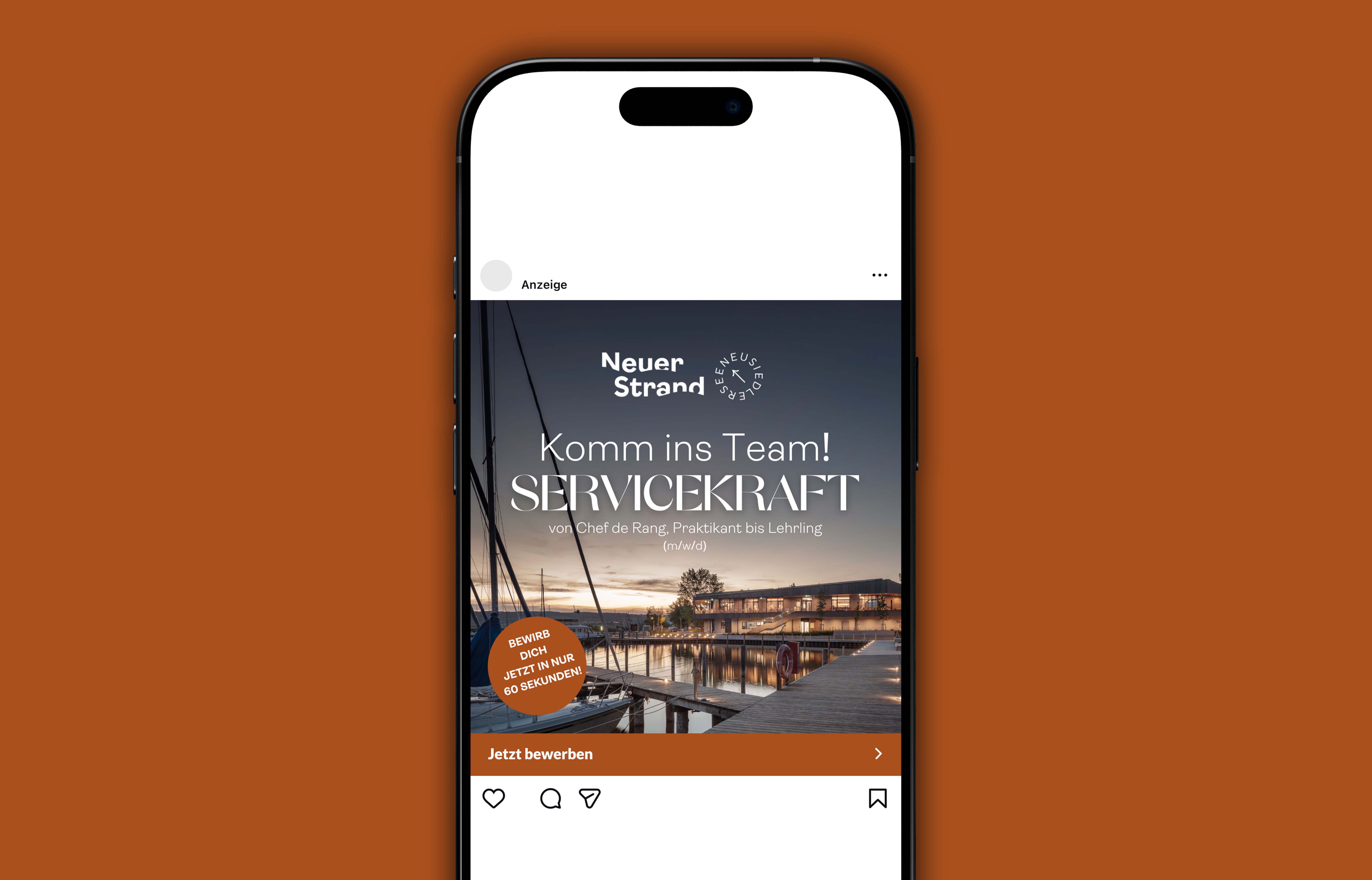 Instagram-Werbebild auf einem Smartphone für eine Servicekraft-Stelle am Neuer Strand mit Blick auf einen Steg und beleuchtetes Gebäude bei Dämmerung.