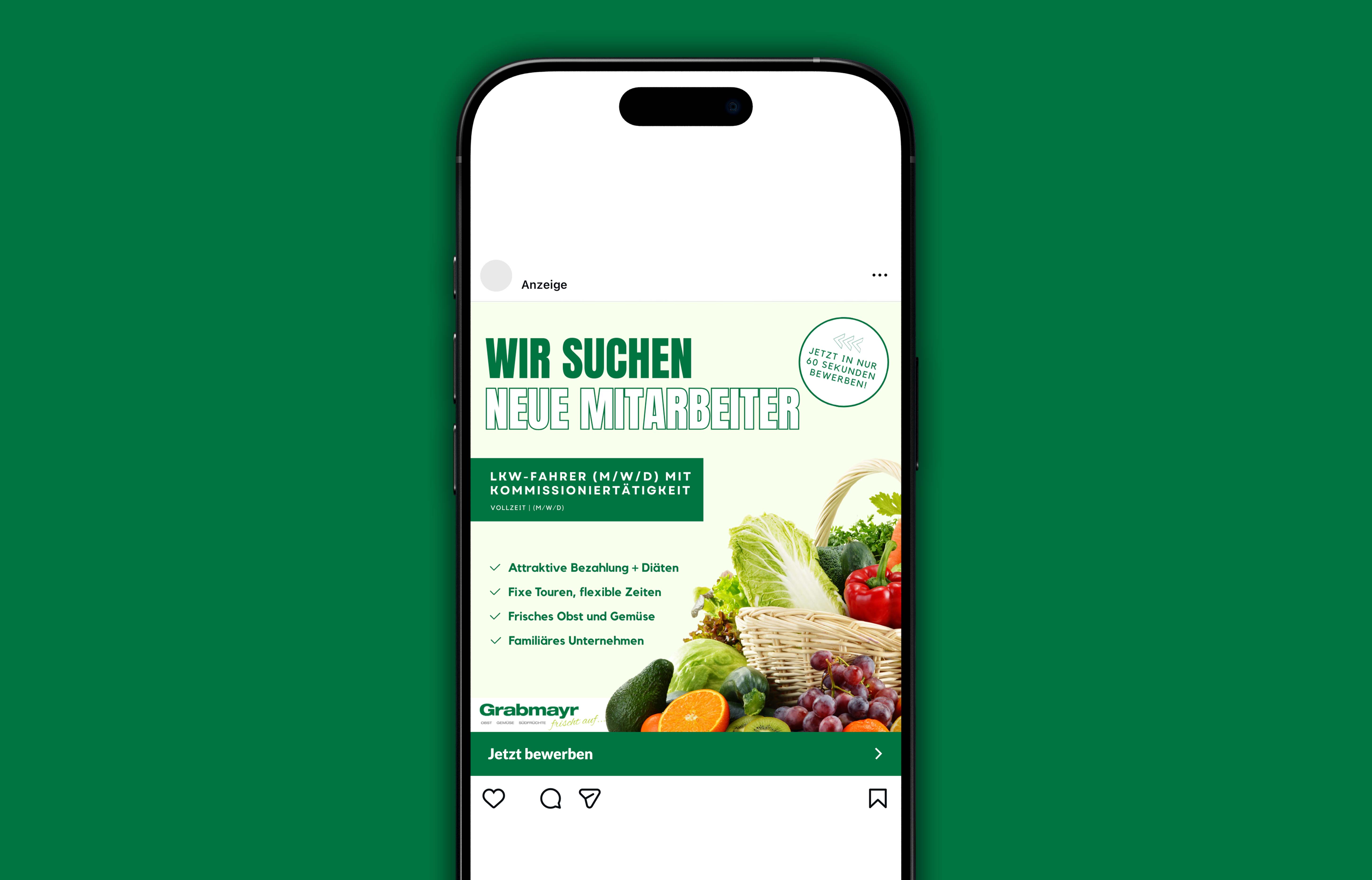 Anzeige auf einem Smartphone mit der Suche nach neuen Mitarbeitern für LKW-Fahrer mit Kommissioniertätigkeit, Vorteilen wie attraktive Bezahlung, flexible Zeiten und frisches Obst und Gemüse, mit Bild eines Korbs voller frischem Gemüse und Obst.