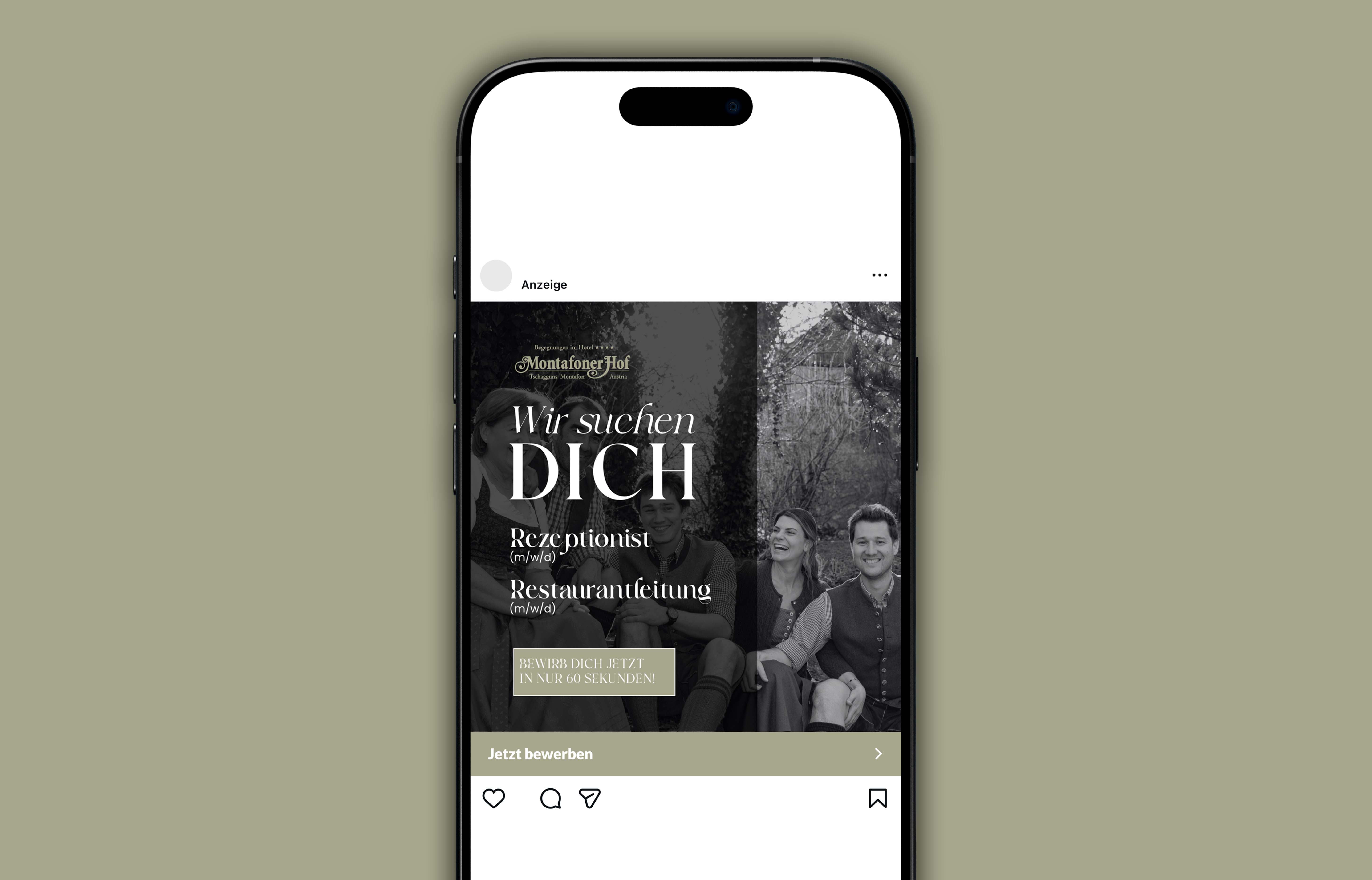 Instagram-Anzeige mit der Aufforderung „Wir suchen Dich“ für die Stellen als Rezeptionist und Restaurantleitung im Montafoner Hof, mit einem schwarz-weiß Bild von vier lächelnden Menschen in traditioneller Kleidung.