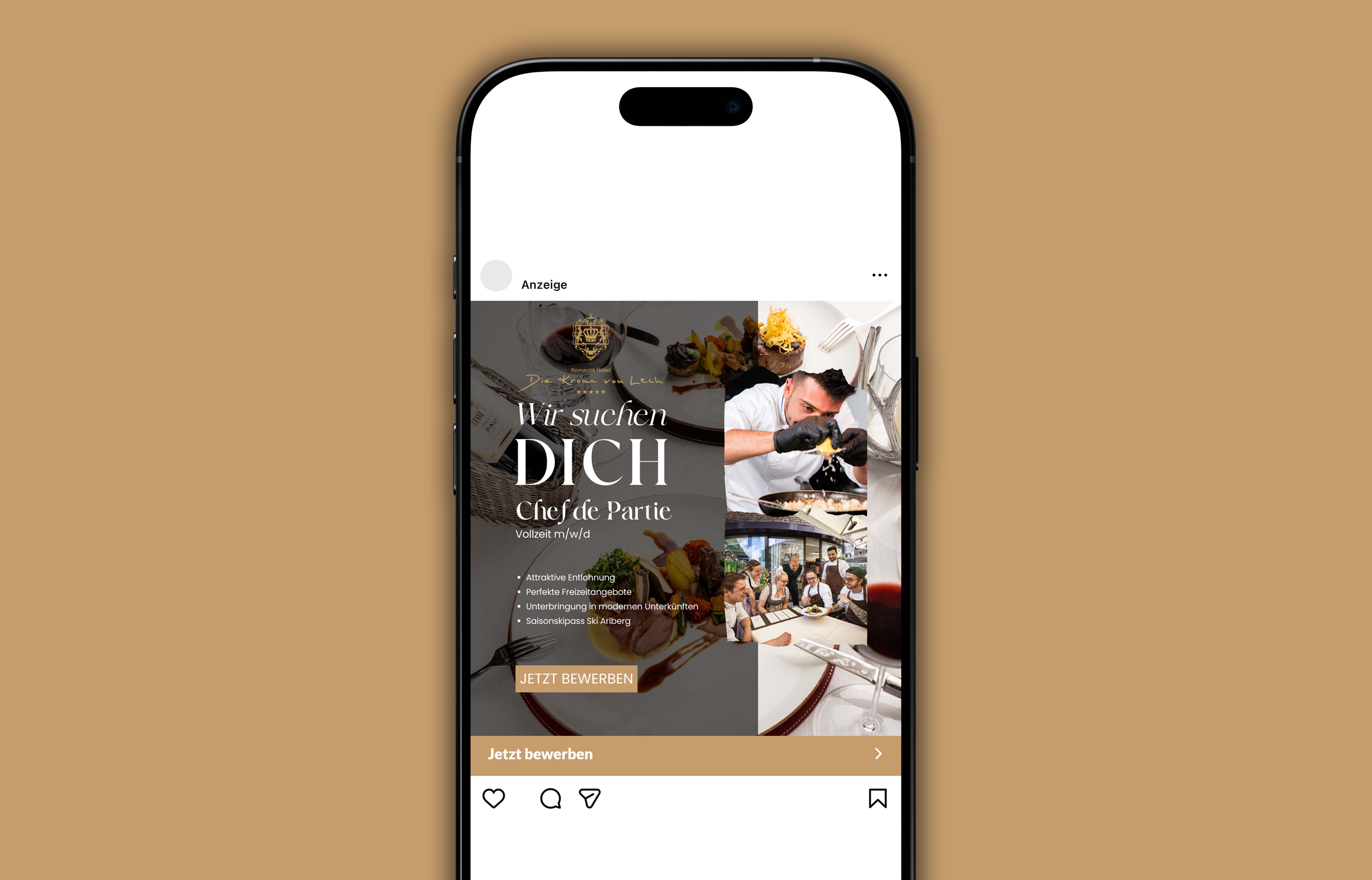 Instagram-Stellenanzeige auf Smartphone für Chef de Partie im Romantik Hotel Die Krone von Lech mit Bildern von Koch bei der Zubereitung und Teammeeting.
