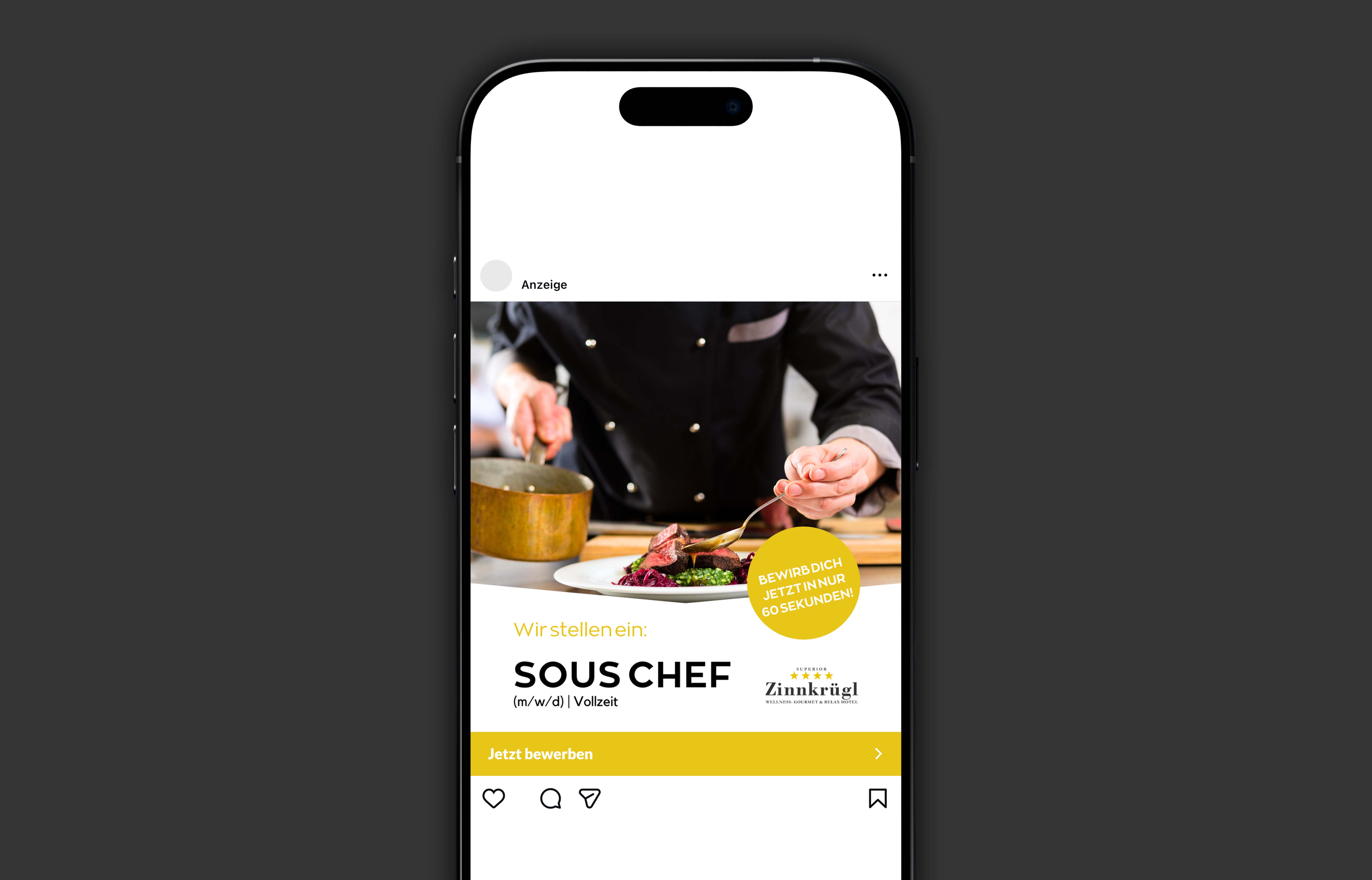 Ein Koch, der ein Gericht mit einer Kupferpfanne zubereitet, Anzeige für eine Sous Chef Vollzeitstelle im Hotel Zinnkrügl mit Aufforderung, sich in 60 Sekunden zu bewerben.
