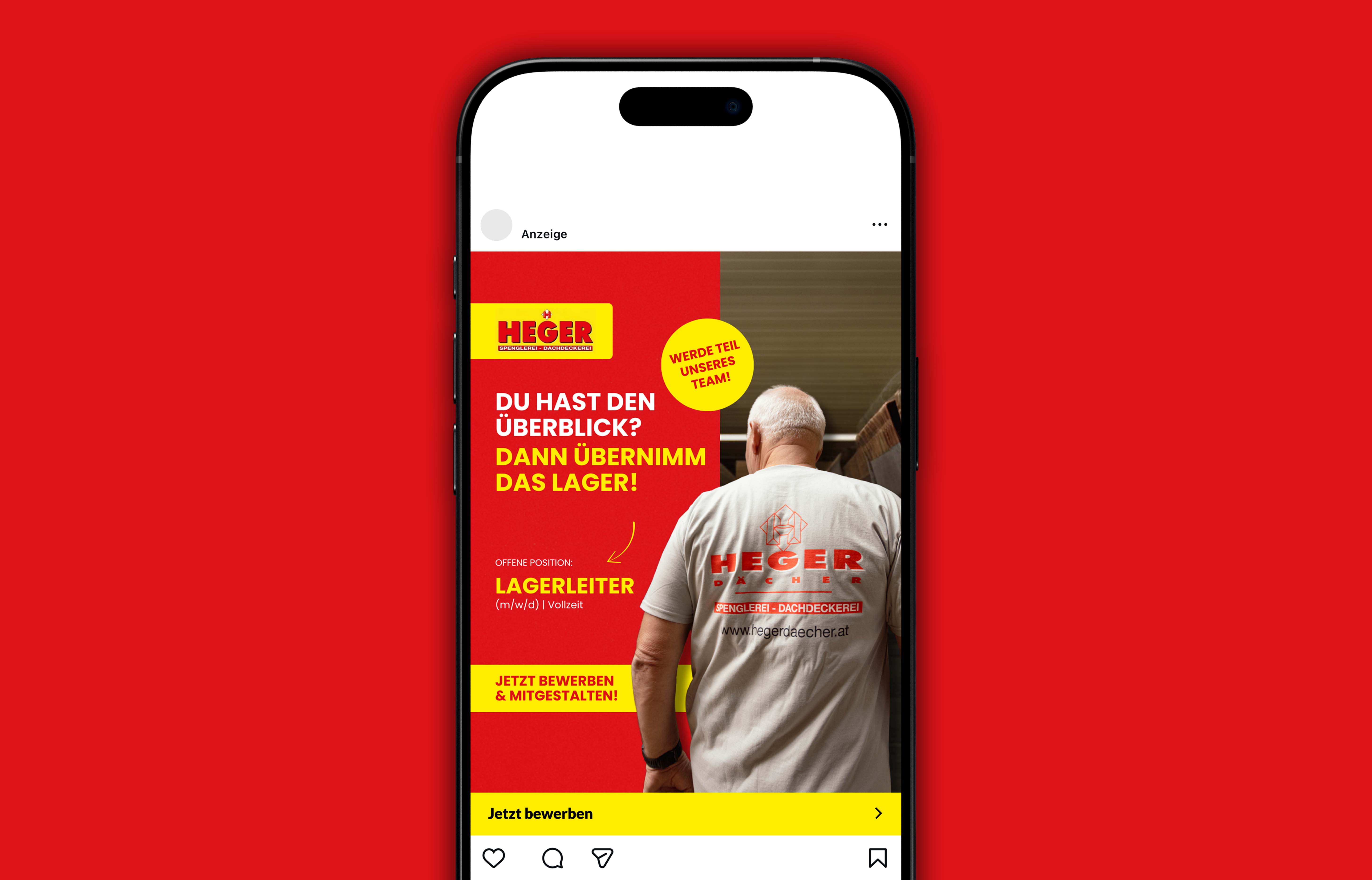 Instagram-Werbung der Firma Heger für eine Lagerleiter-Stelle in Vollzeit mit einem Mann von hinten in einem Heger-T-Shirt vor rotem Hintergrund.