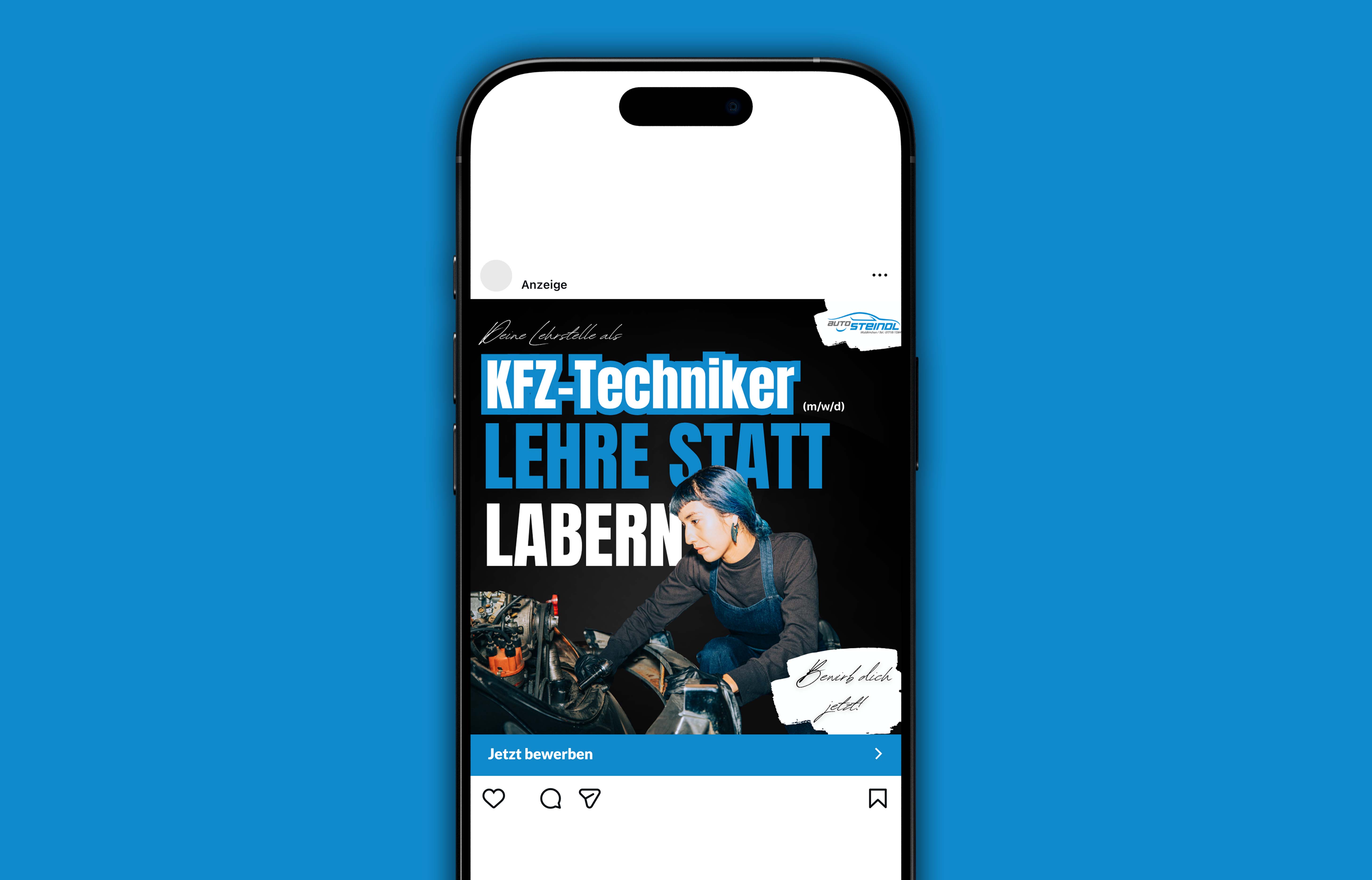 Anzeige auf einem Smartphone-Bildschirm zeigt eine junge Frau, die an einem Automechanikmotor arbeitet mit dem Text ‚KFZ-Techniker Lehre statt Labern, Bewirb dich jetzt!‘