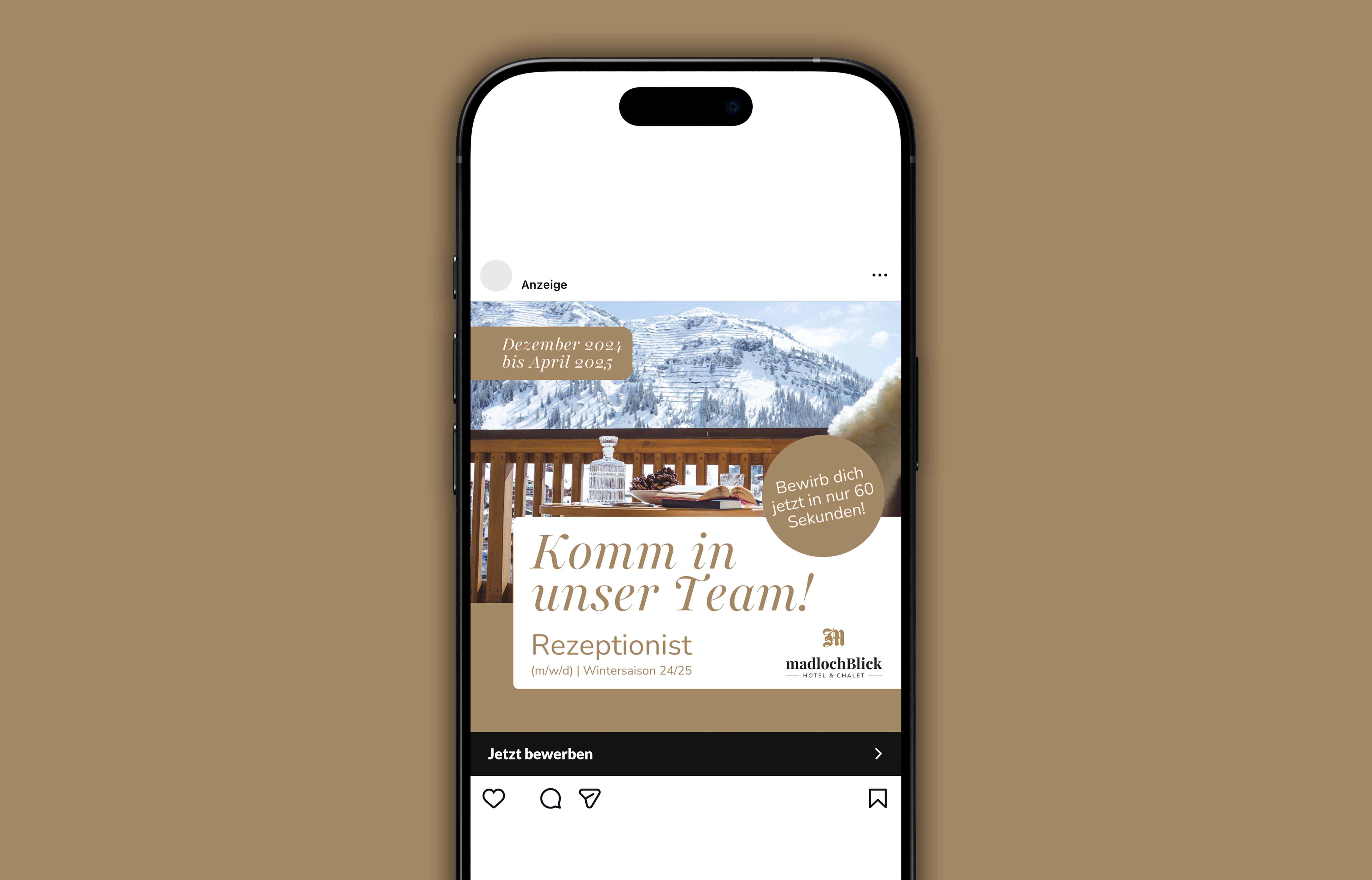 Anzeige für Rezeptionist (m/w/d) im Hotel MadlochBlick von Dezember 2024 bis April 2025 mit Bergblick und Tisch auf dem Balkon.