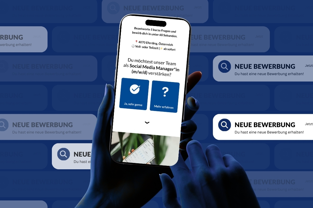 Hand hält Smartphone mit Stellenanzeige für Social Media Manager*in in Österreich, auf blauem Hintergrund wiederholen sich Benachrichtigungen 'Neue Bewerbung, Du hast eine neue Bewerbung erhalten!'