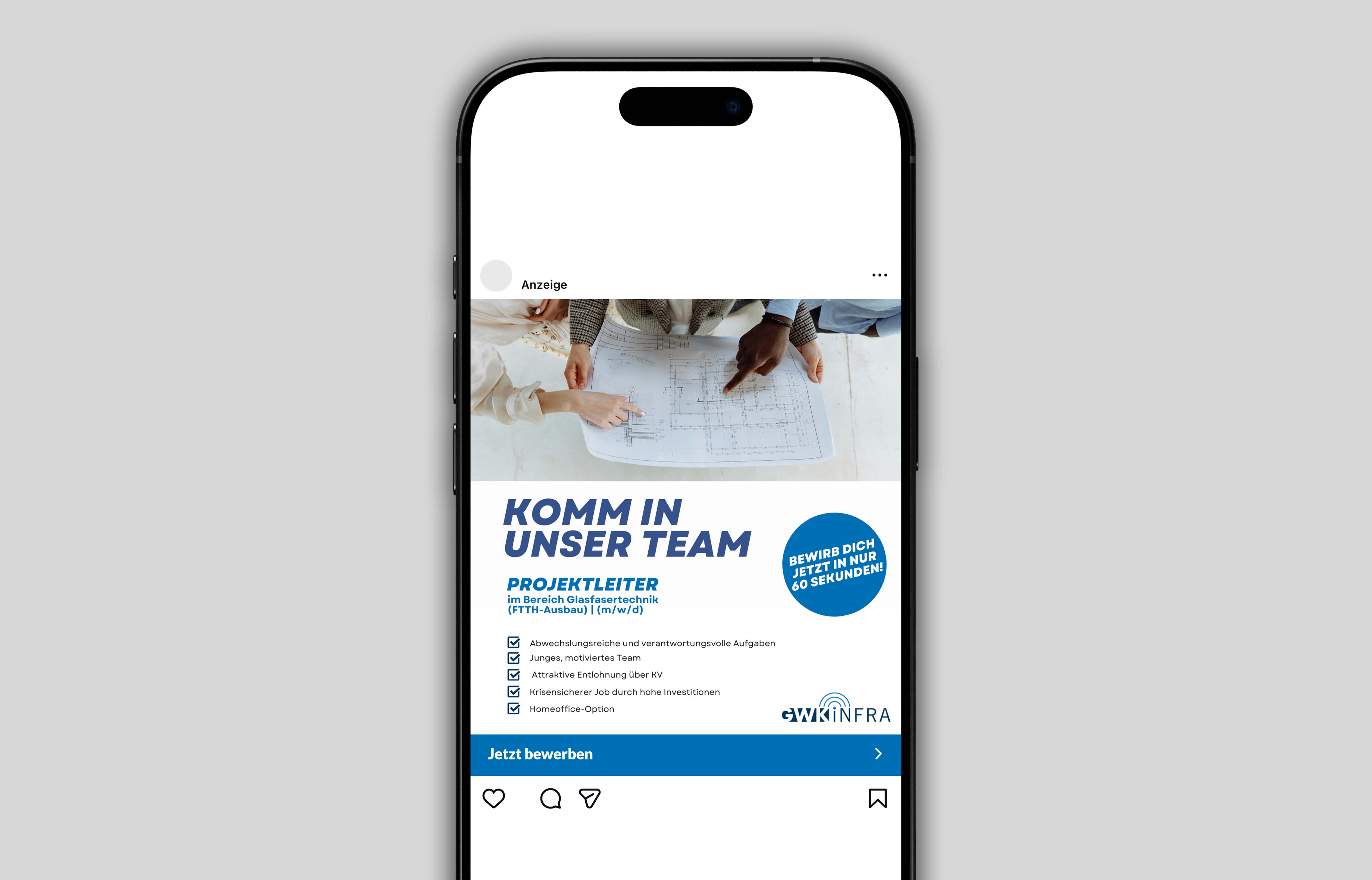 Anzeige auf Smartphone zeigt drei Personen, die auf einen Bauplan zeigen, mit Text "Komm in unser Team" und Stellenangebot für Projektleiter im Bereich Glasfasertechnik mit Vorteilen und Bewerbungsaufruf.