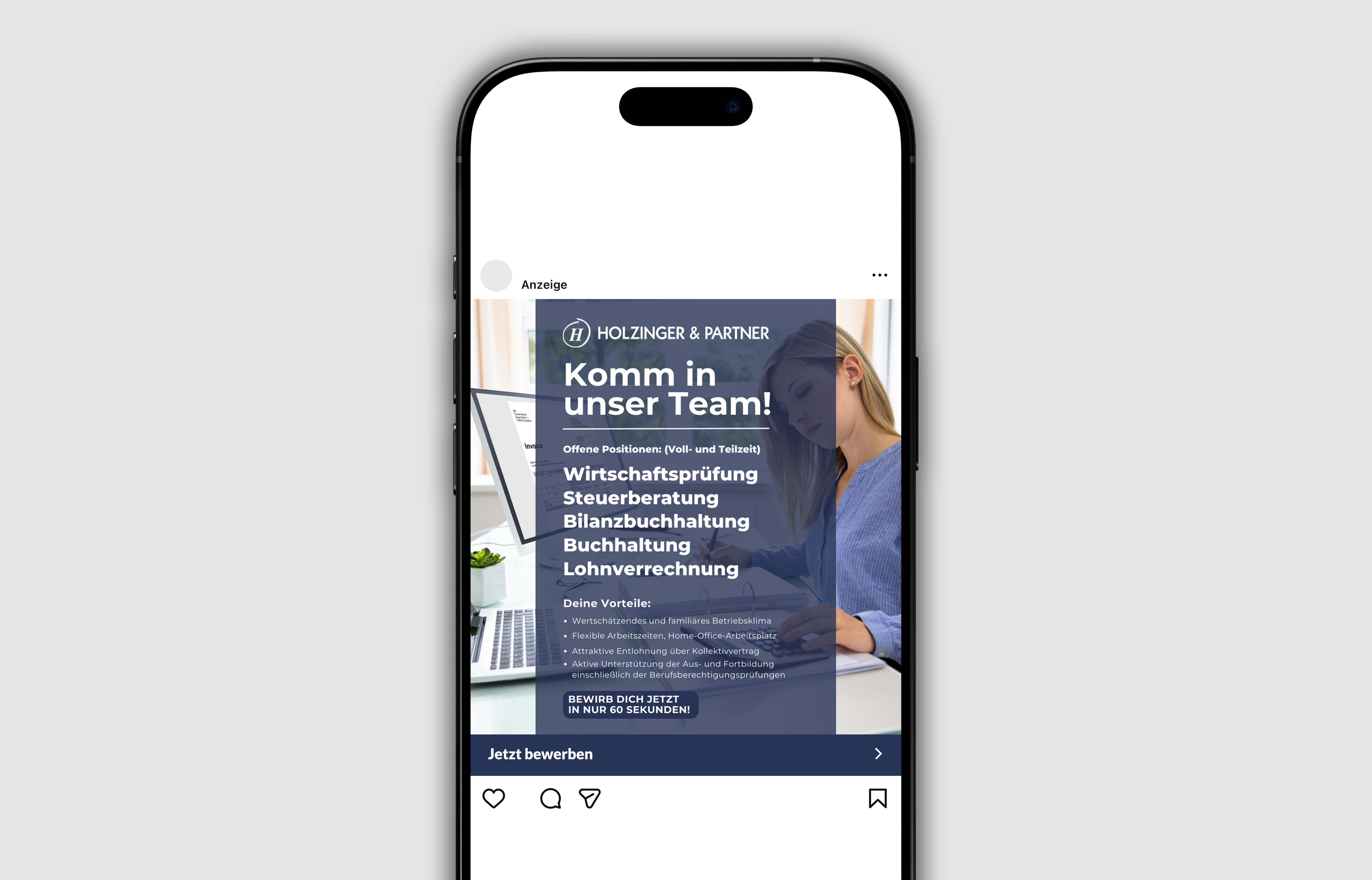 Instagram-Stellenanzeige von Holzinger & Partner mit einer jungen Frau, die an einem Schreibtisch arbeitet, gesucht werden Mitarbeiter für Wirtschaftsprüfung, Steuerberatung, Bilanzbuchhaltung, Buchhaltung und Lohnverrechnung.