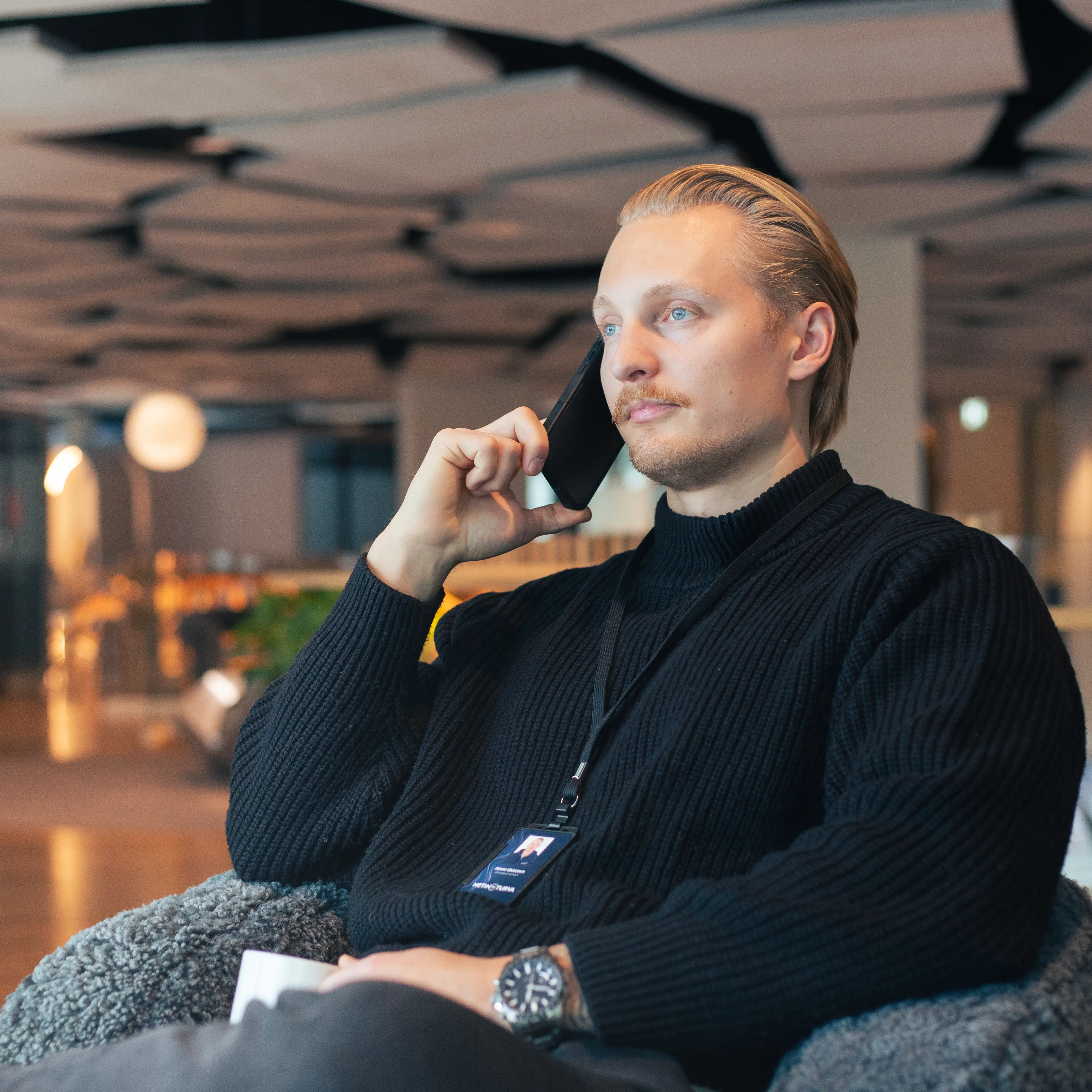 Netin Turvan myyntiedustaja myyntipisteellä