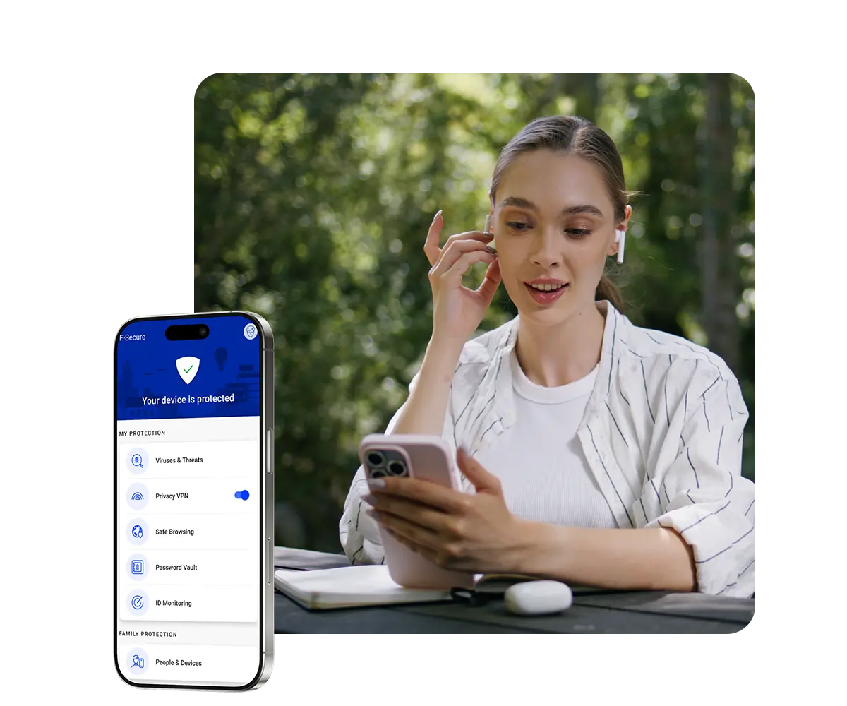 Nainen kuulokkeet korvissa ja puhelin kädessä istuu ulkona pöydän ääressä. Kuvan reunassa F-Secure Internet Security tuote puhelimen näytöllä visuaalisena elementtinä.