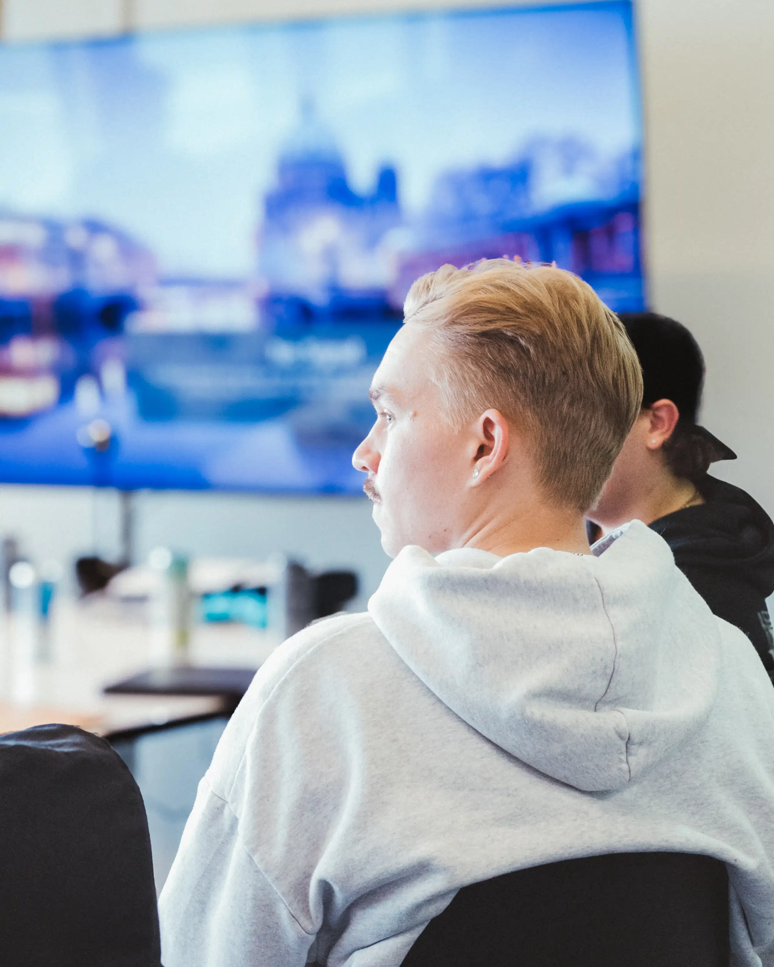 Netin turvan myyntiedustaja katsoo mietteliäänä sivulle