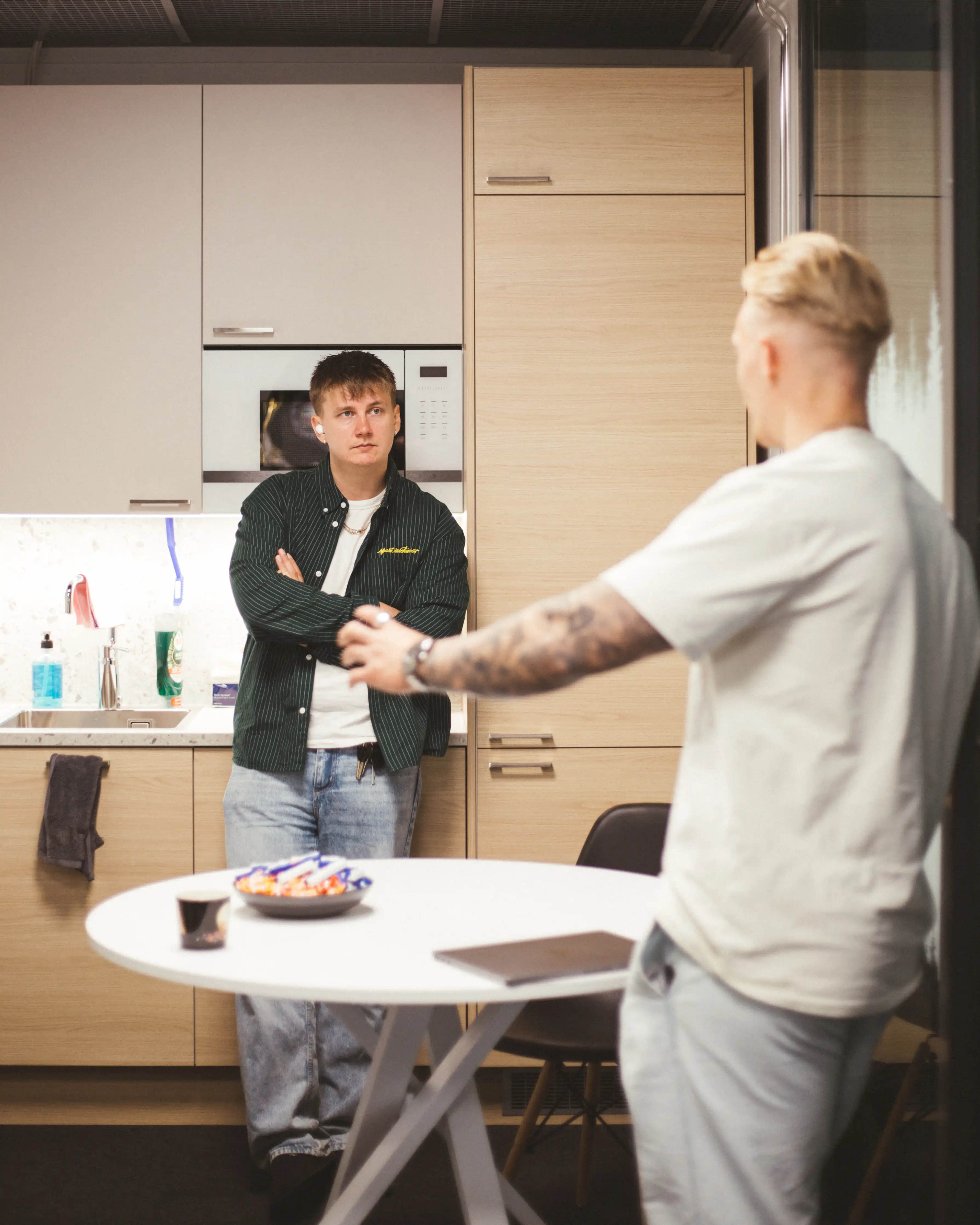 Netin turvan myyntiedustaja katsoo mietteliäänä sivulle