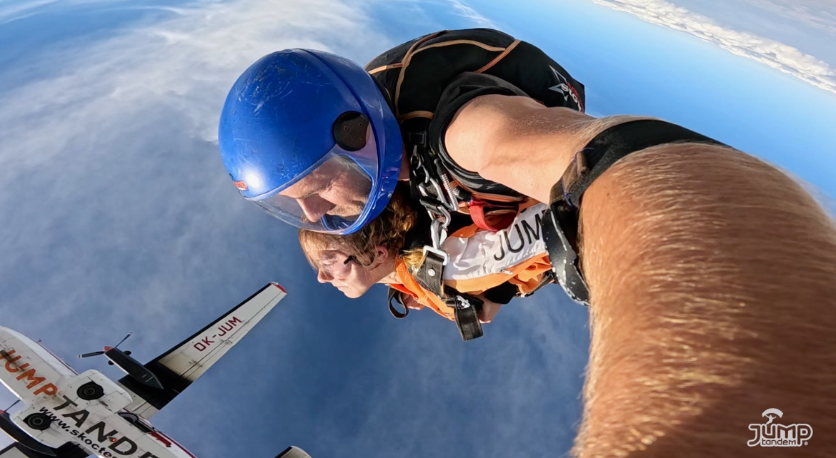 tandemový seskok selfie kamera