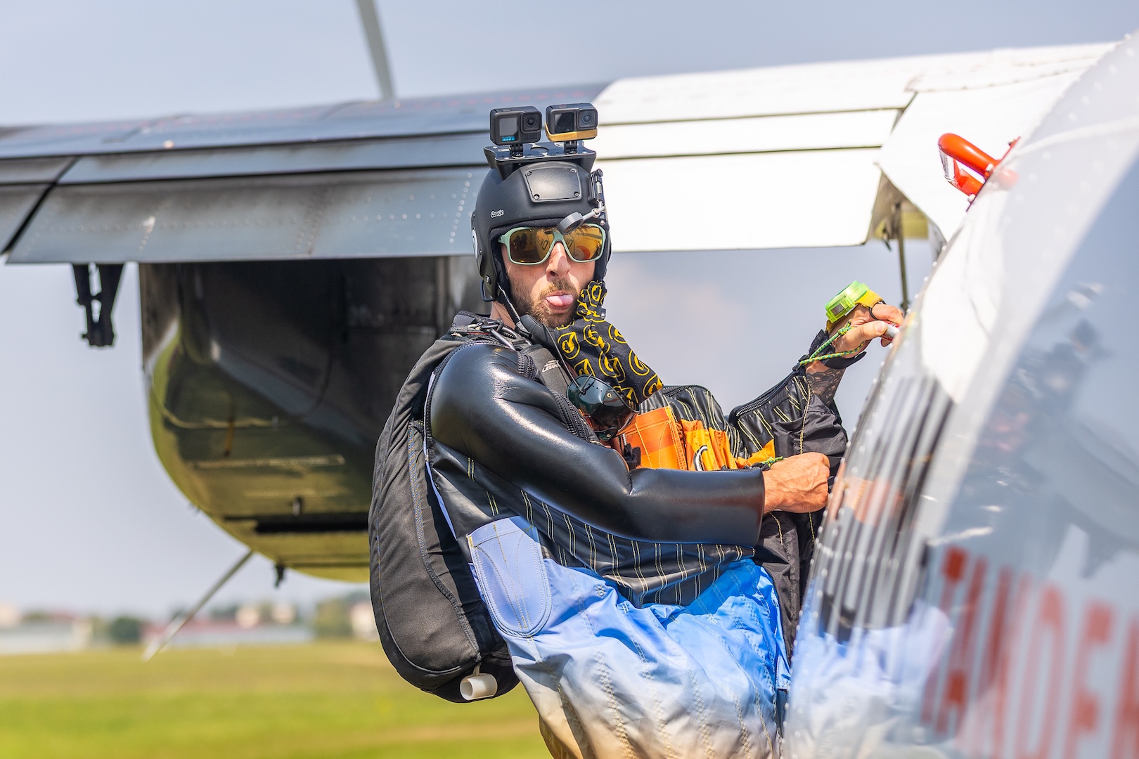 wingsuiter na letadle
