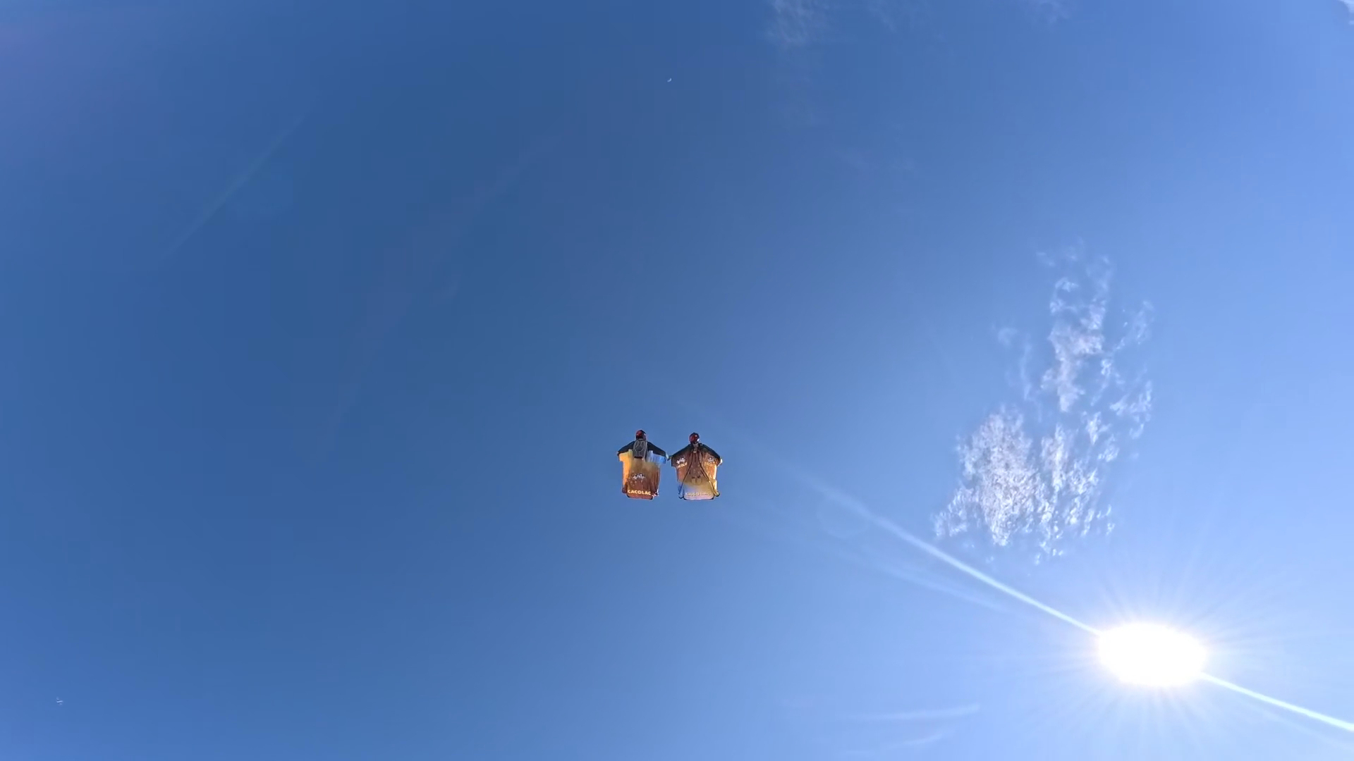 wingsuiteři letící vzduchem
