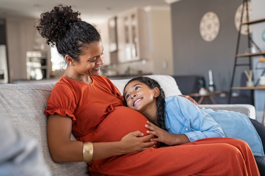 A woman with epilepsy in pregnancy and her daughter on a couch