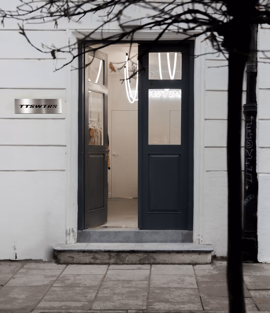 Chic Warsaw boutique featuring neutral tones, sleek clothing racks, and vibrant accents in the design