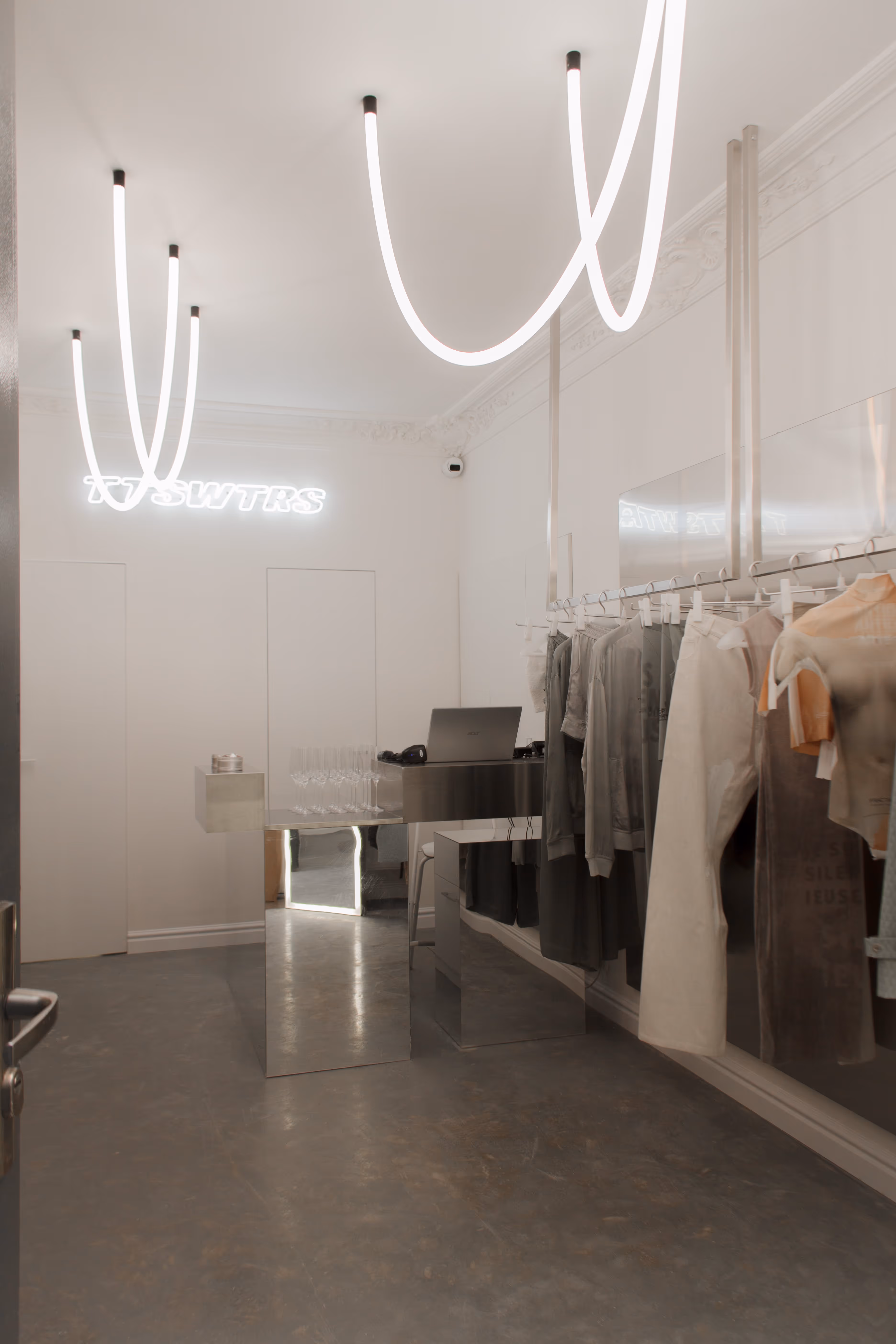 Sophisticated and minimalist boutique in Warsaw with a modern, grey-and-white palette and stylish displays.