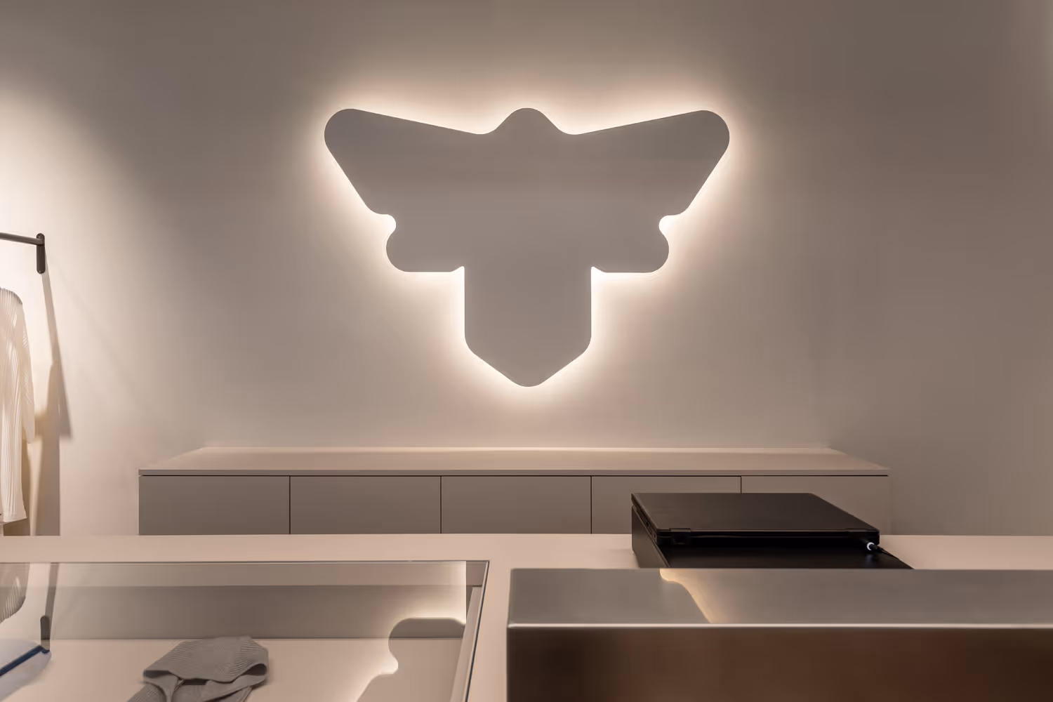 Інтер'єр магазину T.Mosca в River Mall Київ: поєднання елегантності та функціональності