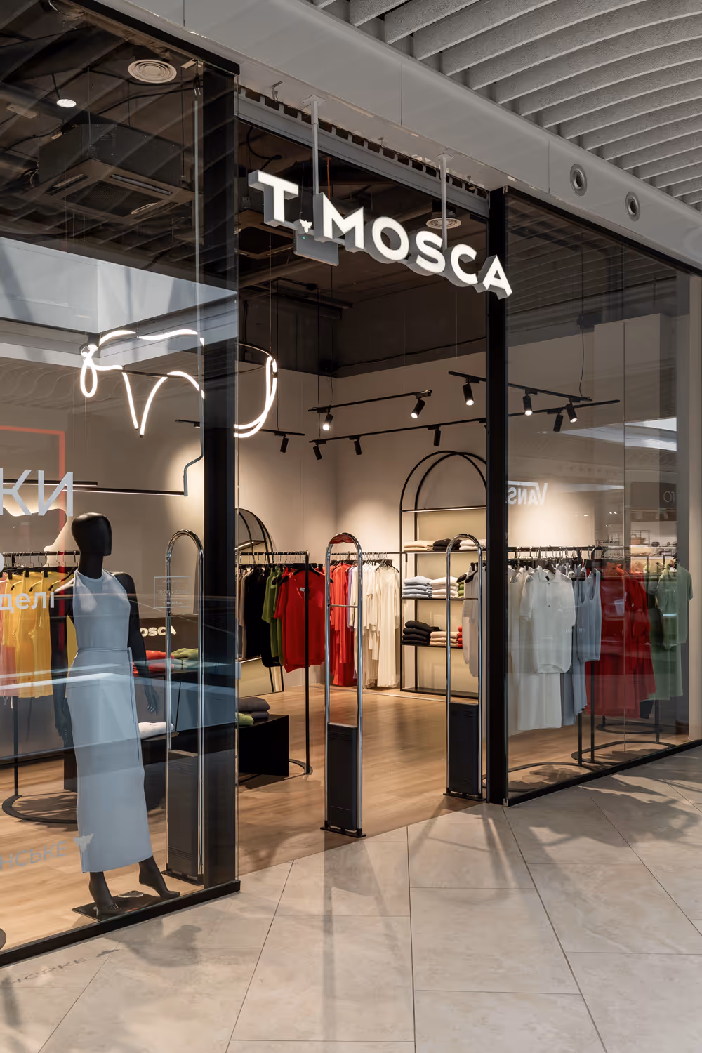 Інтер'єр магазину одягу T.Mosca у River Mall, Київ