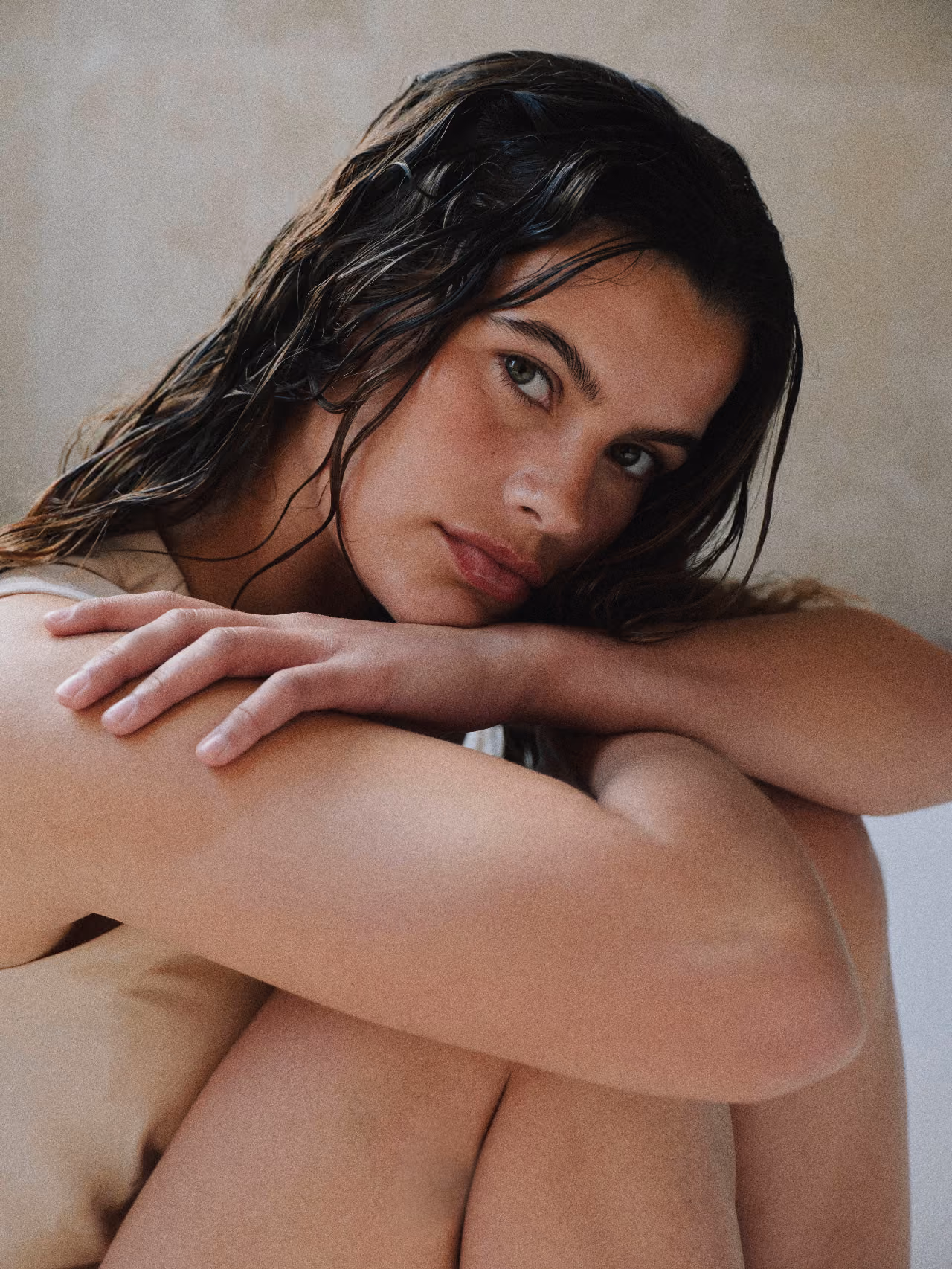 Femme aux cheveux longs dans la nature