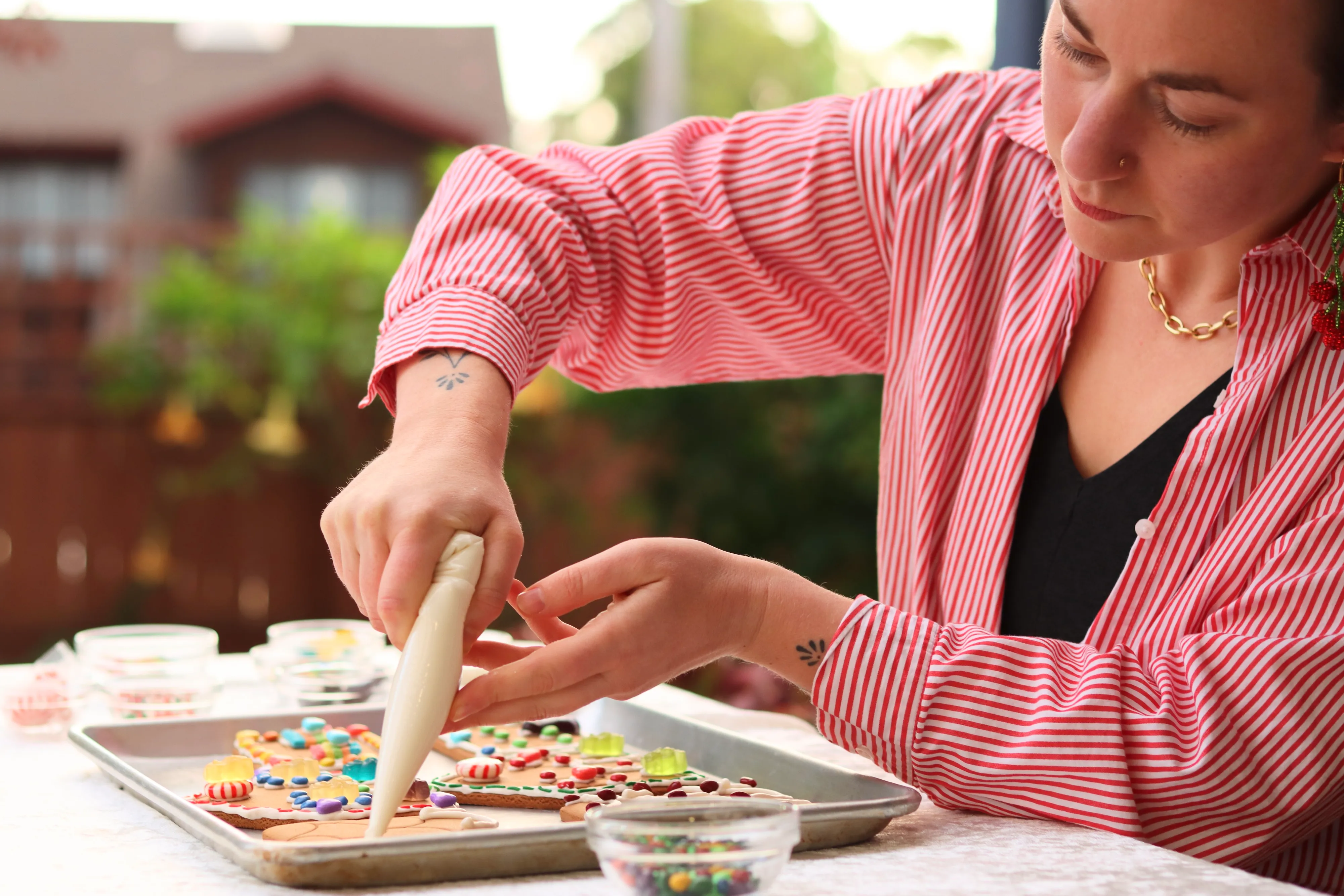 Virtual, expert-led gingerbread house decorating for corporate teams. A fun, hands-on holiday team building event with kits shipped.