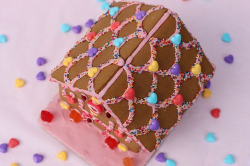 Decorate cookies during this festive workshop for a unique team-building experience. Perfect for Valentine's Day corporate and fostering creativity.