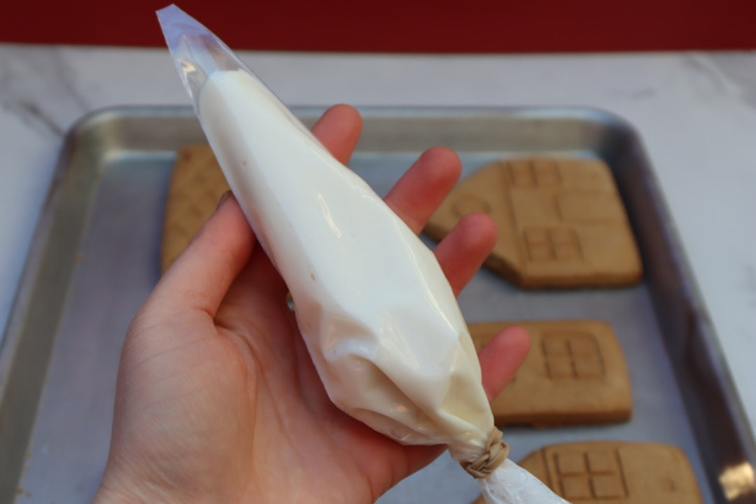 Enjoy a Gingerbread House Decorating workshop for a festive, hands-on team-building event. Perfect for corporate wellness and holiday-themed activities. Loved by adults and kids alike!