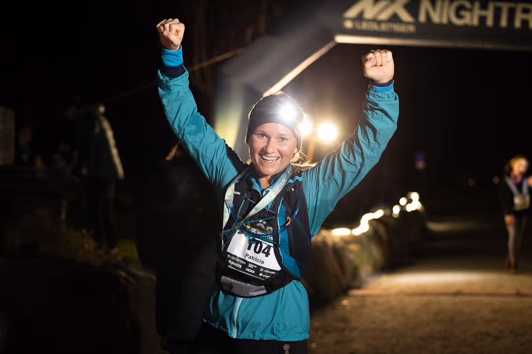 Profesjonelt ansattportrett Stavanger – ung mann med skjorte og skjegg smiler mot kamera.