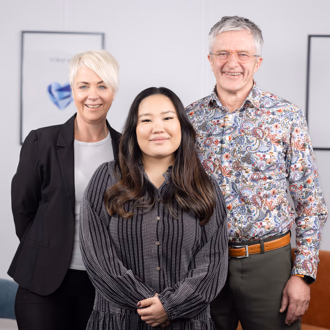Teamportrett av tre kollegaer i studio-kontor (bedriftsfotografering Stavanger).